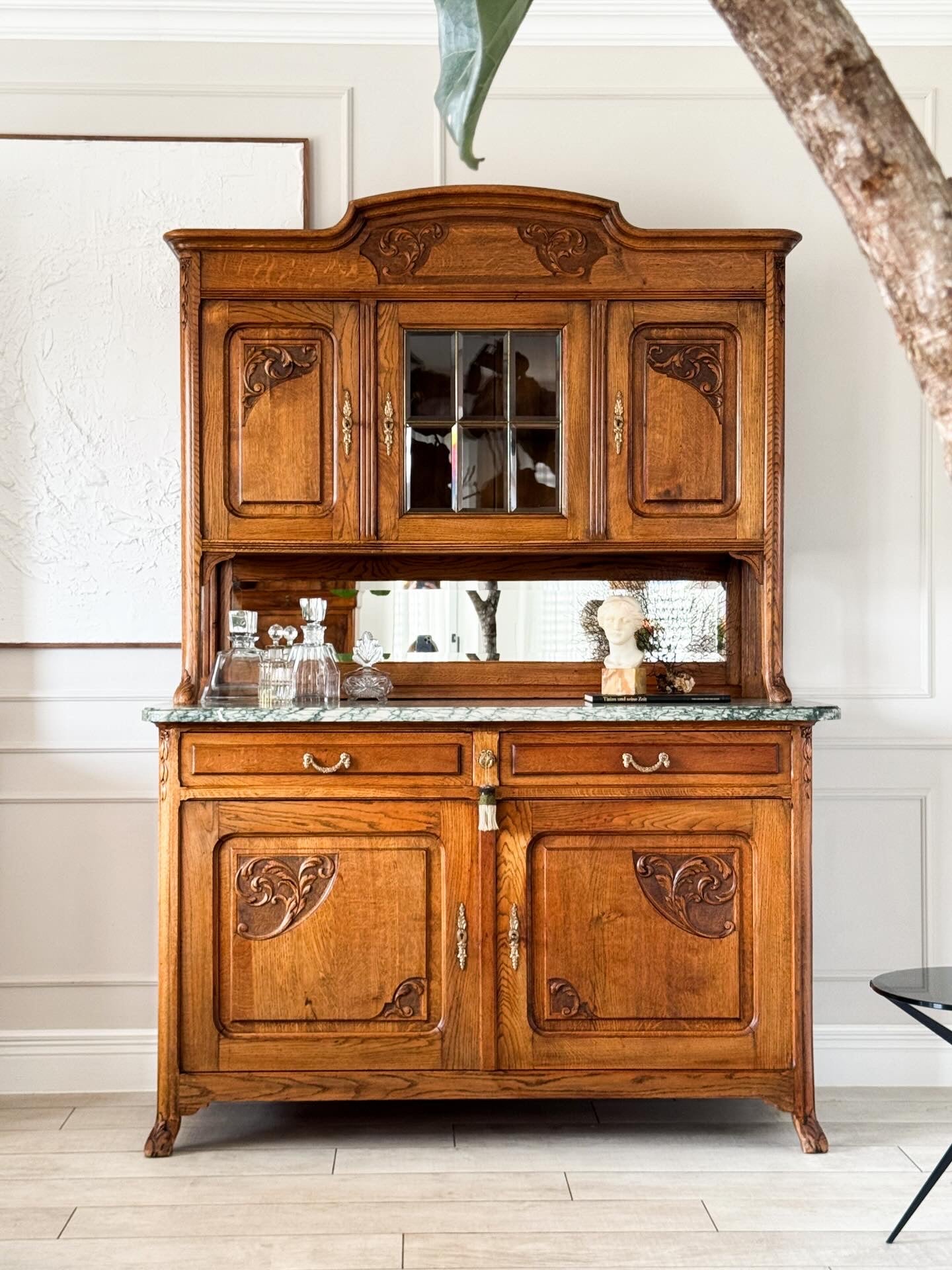 ANTIKER FRANZÖSISCHER BUFFETSCHRANK MIT MARMORPLATTE