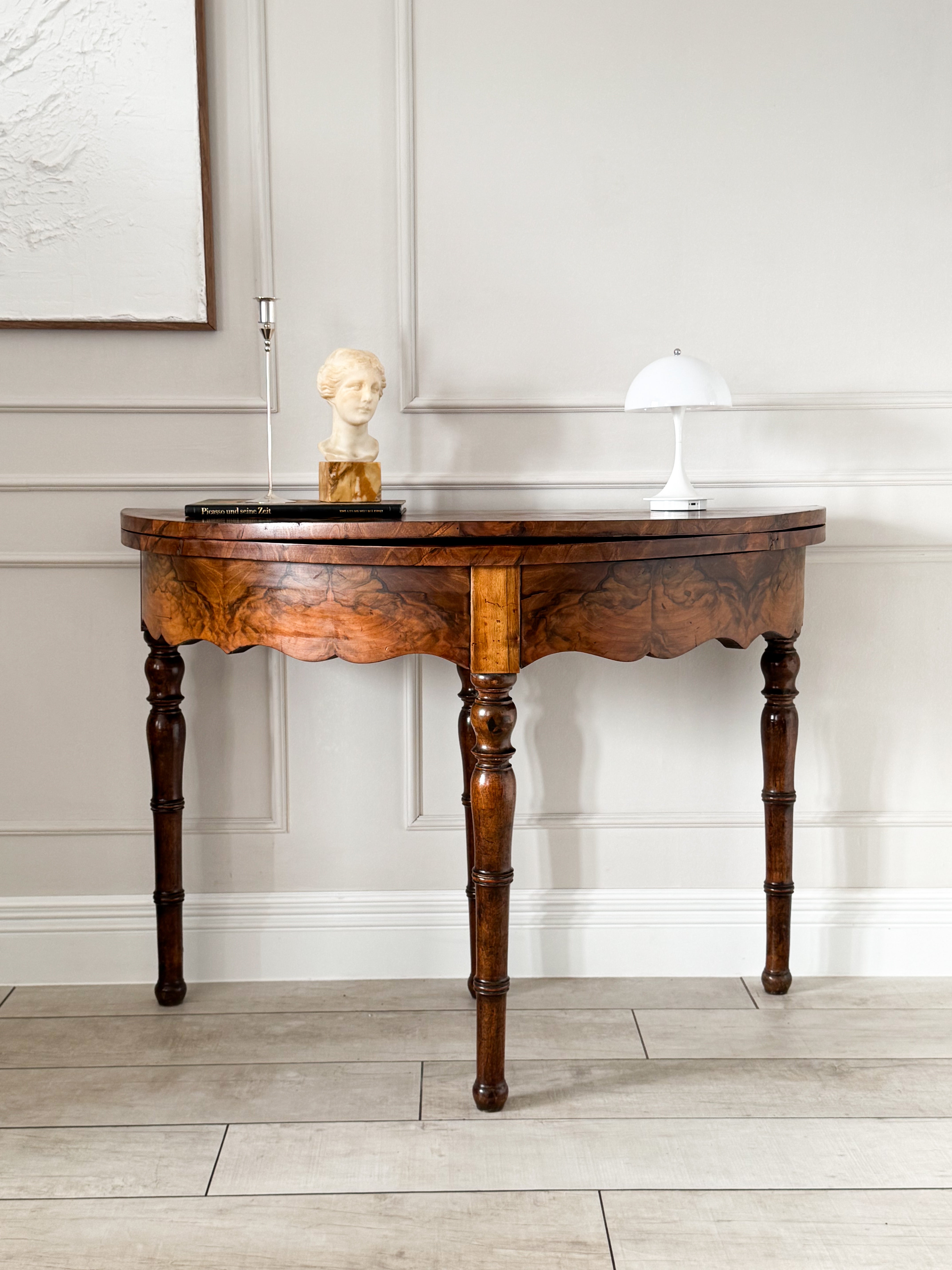 ANTIKER DEMI LUNE TISCH NUSSBAUM MIT SCHÖNER MASERUNG
