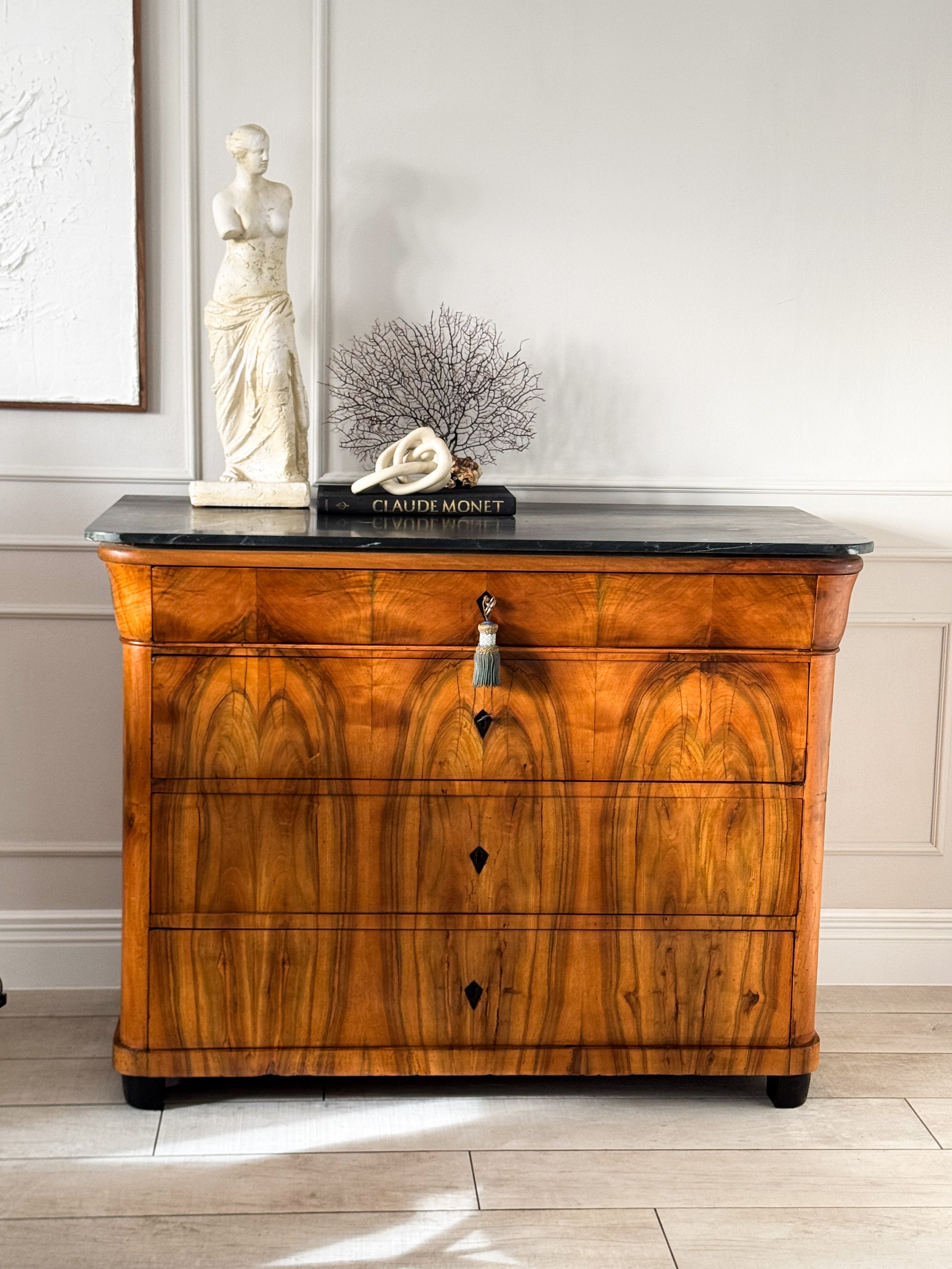 FEINE ANTIKE BIEDERMEIER KOMMODE MIT MARMORPLATTE NUSSBAUM