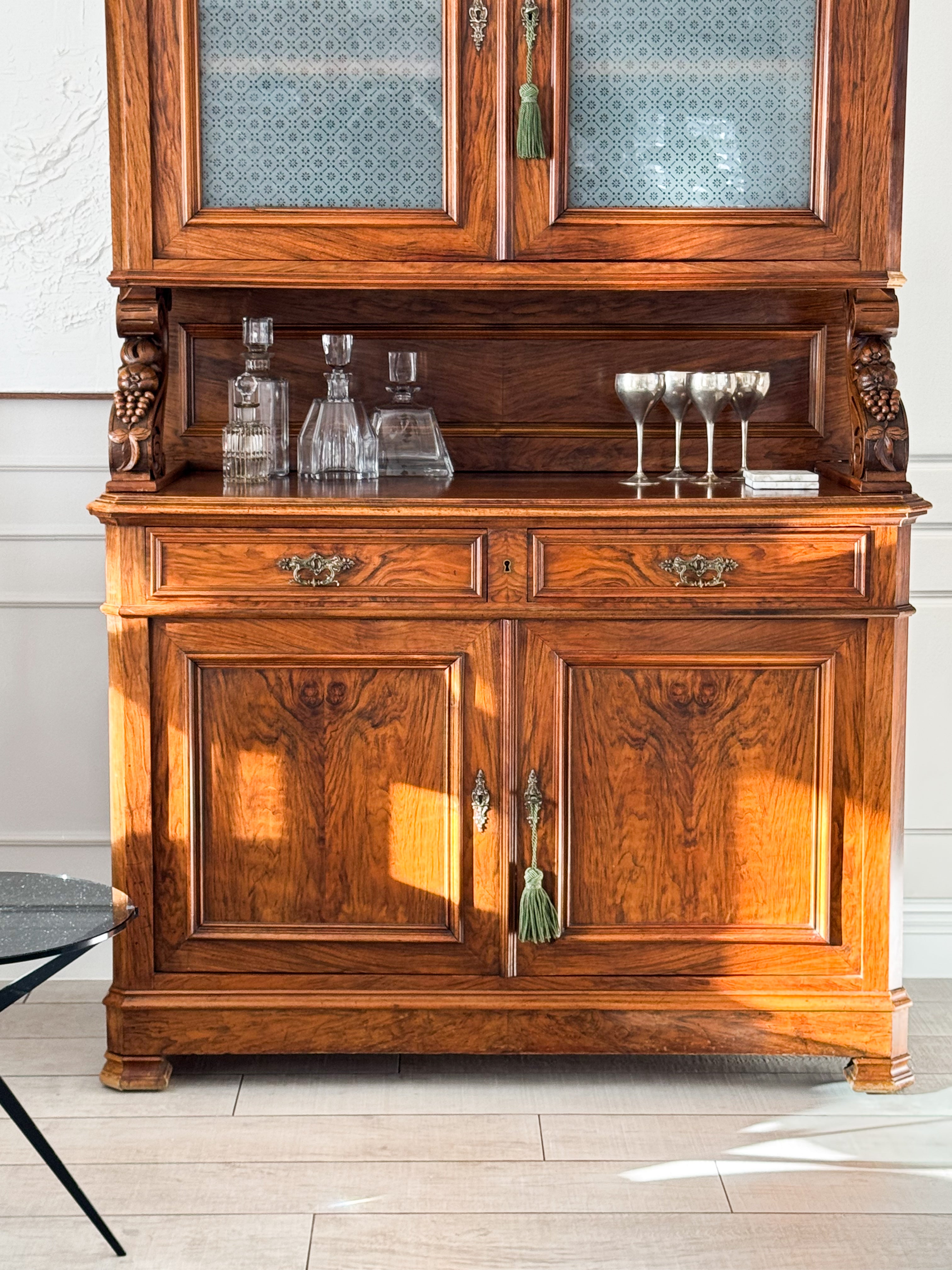 ANTIKER FRANZÖSISCHER BUFFETSCHRANK AUS NUSSBAUM