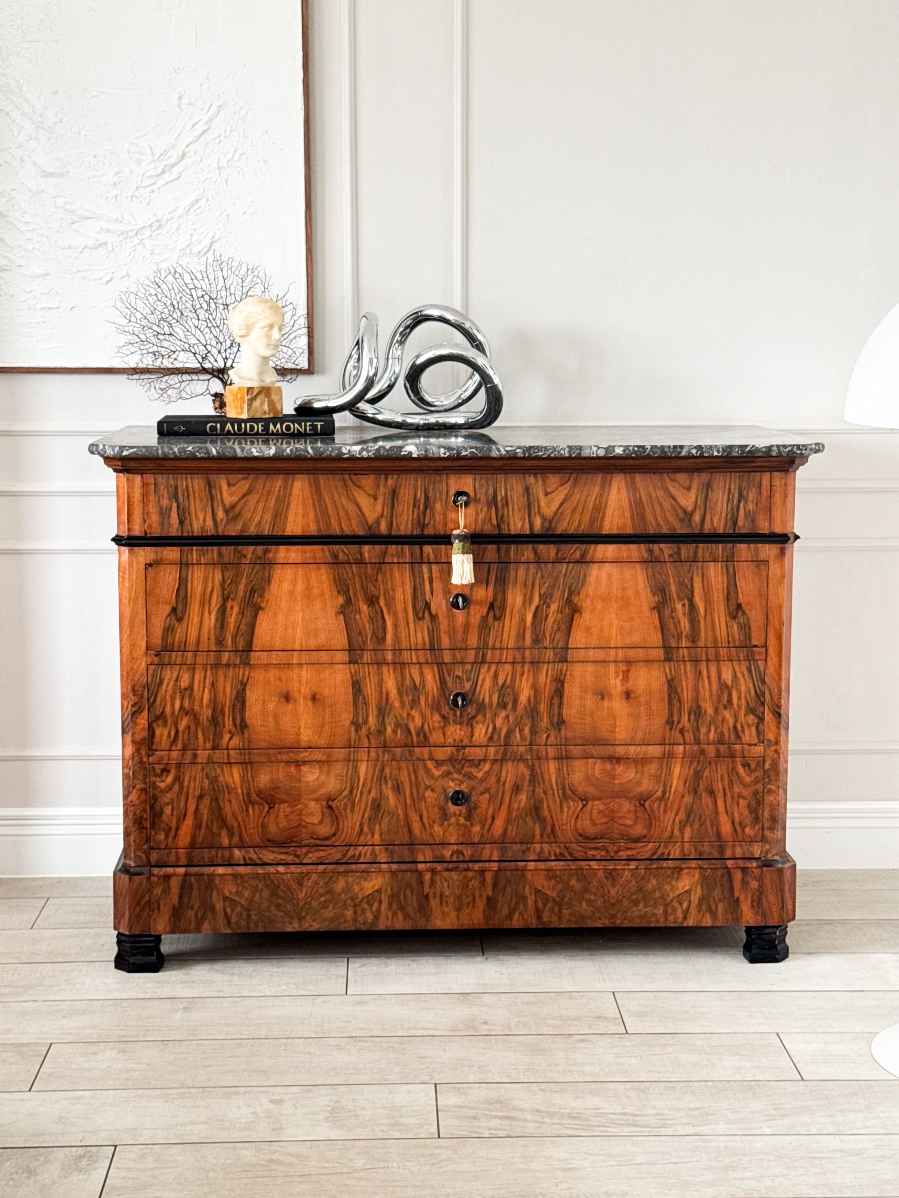 ANTIKE FRANZÖSISCHE KOMMODE AUS NUSSBAUM MIT MARMORPLATTE