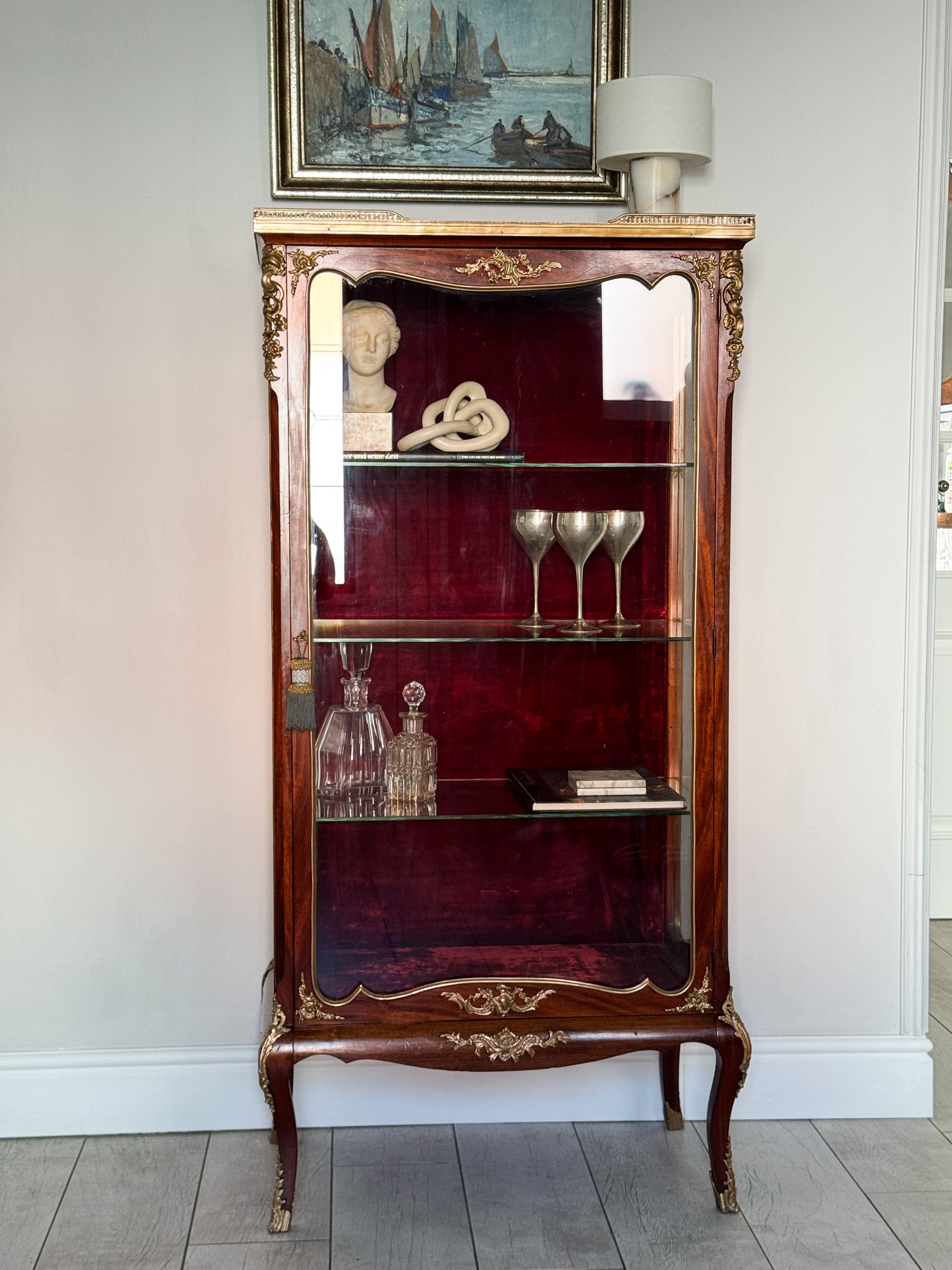 ANTIKER FRANZÖSISCHER VITRINENSCHRANK MIT MARMORPLATTE