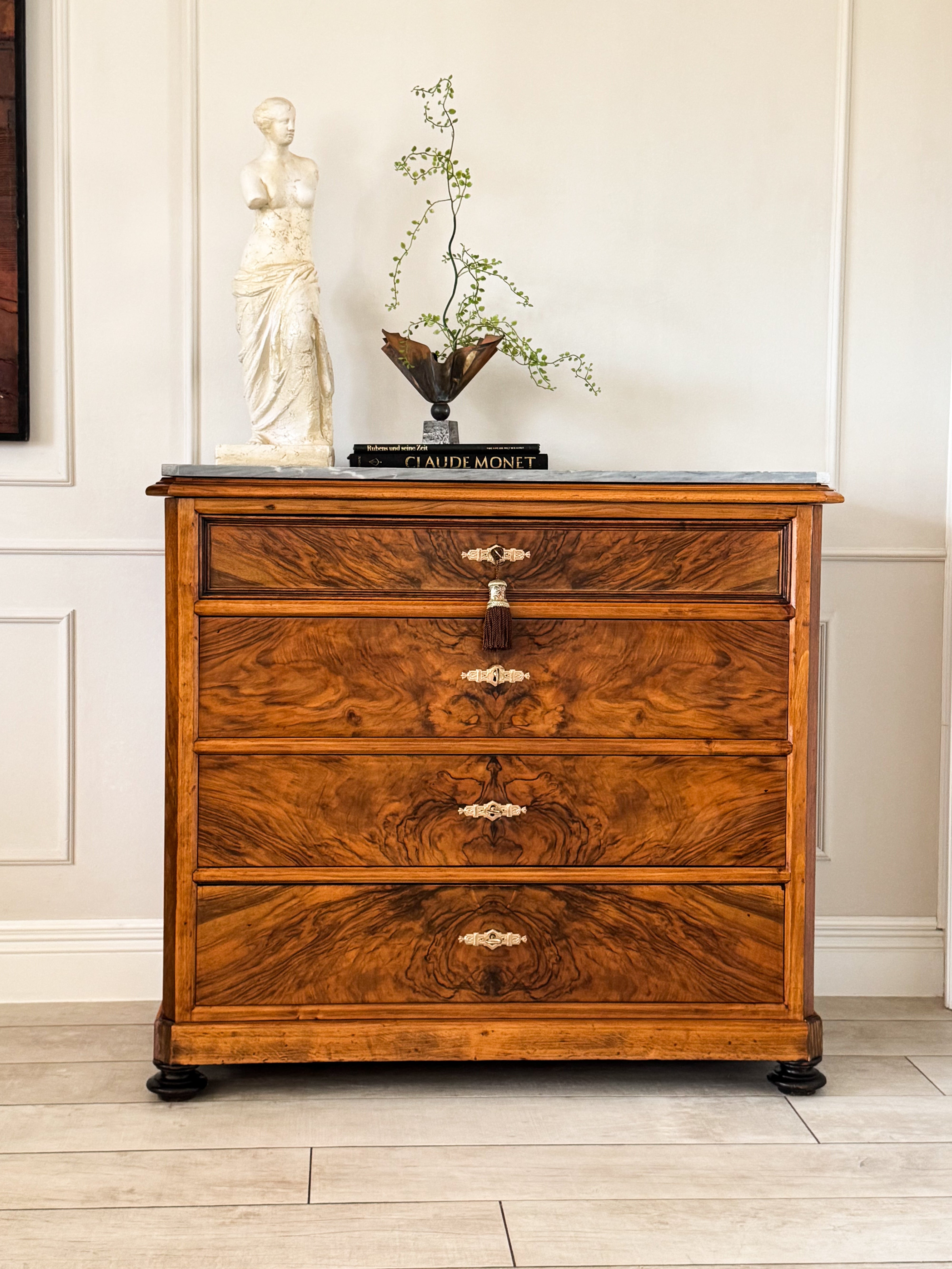 HÜBSCHE ANTIKE KOMMODE MIT MARMORPLATTE