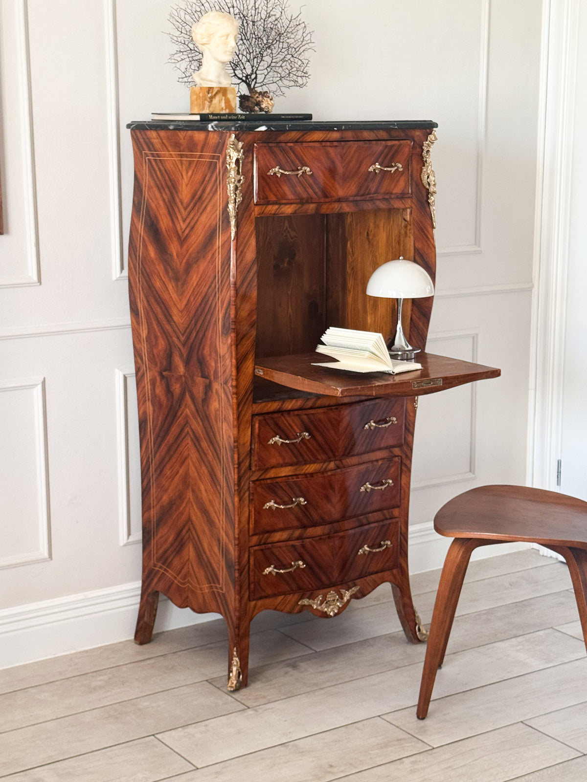 ANTIKER FRANZÖSISCHER DAMENSEKRETÄR LOUIS XV STIL MIT MARMORPLATTE
