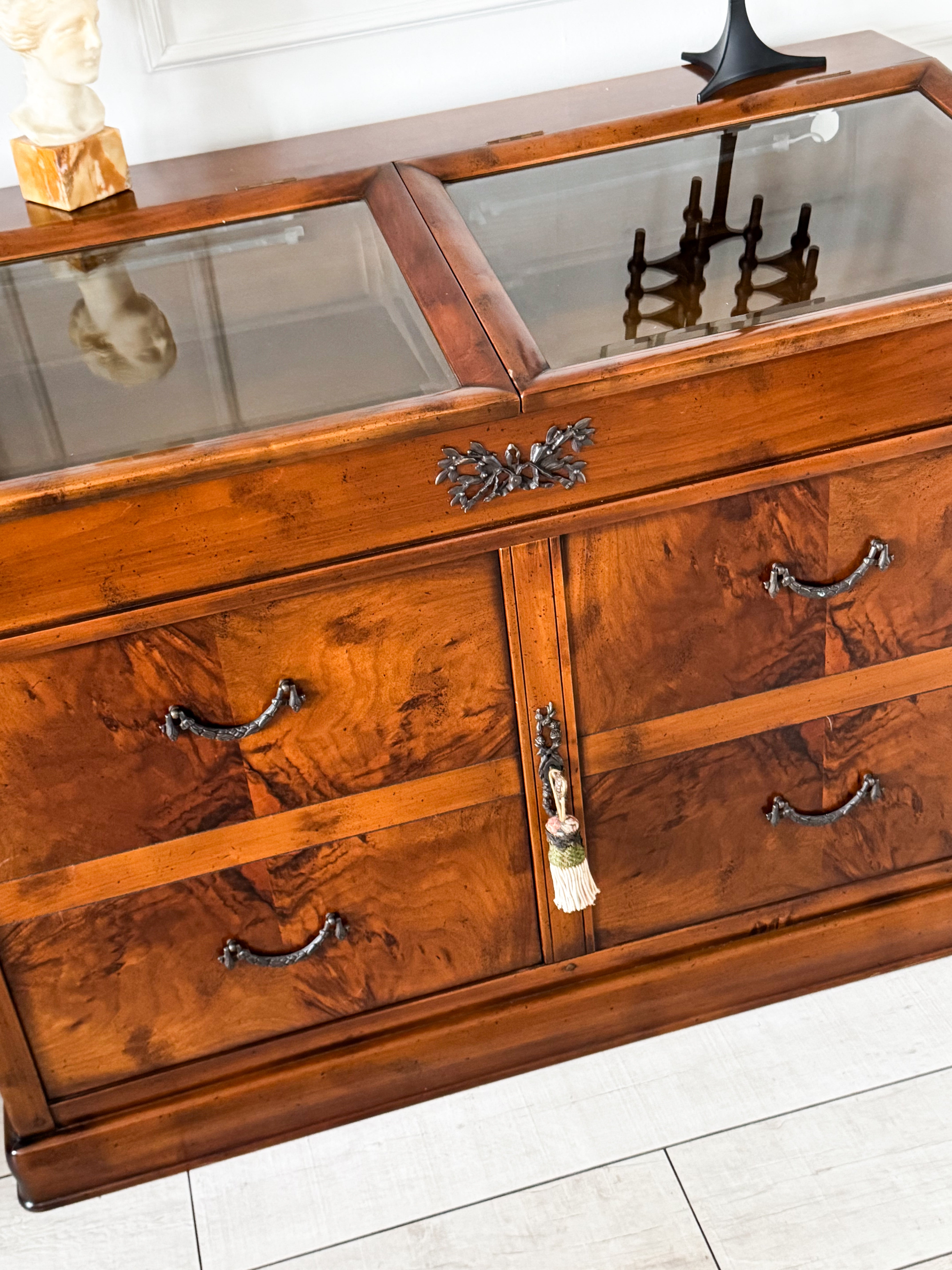 FRANZÖSISCHE VINTAGE KOMMODE MIT VITRINENAUFSATZ IN NUSSBAUM