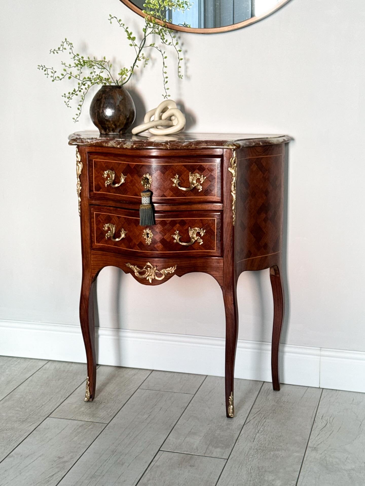 ANTIKE FRANZÖSISCHE KOMMODE MIT MARMORPLATTE INTARSIERT