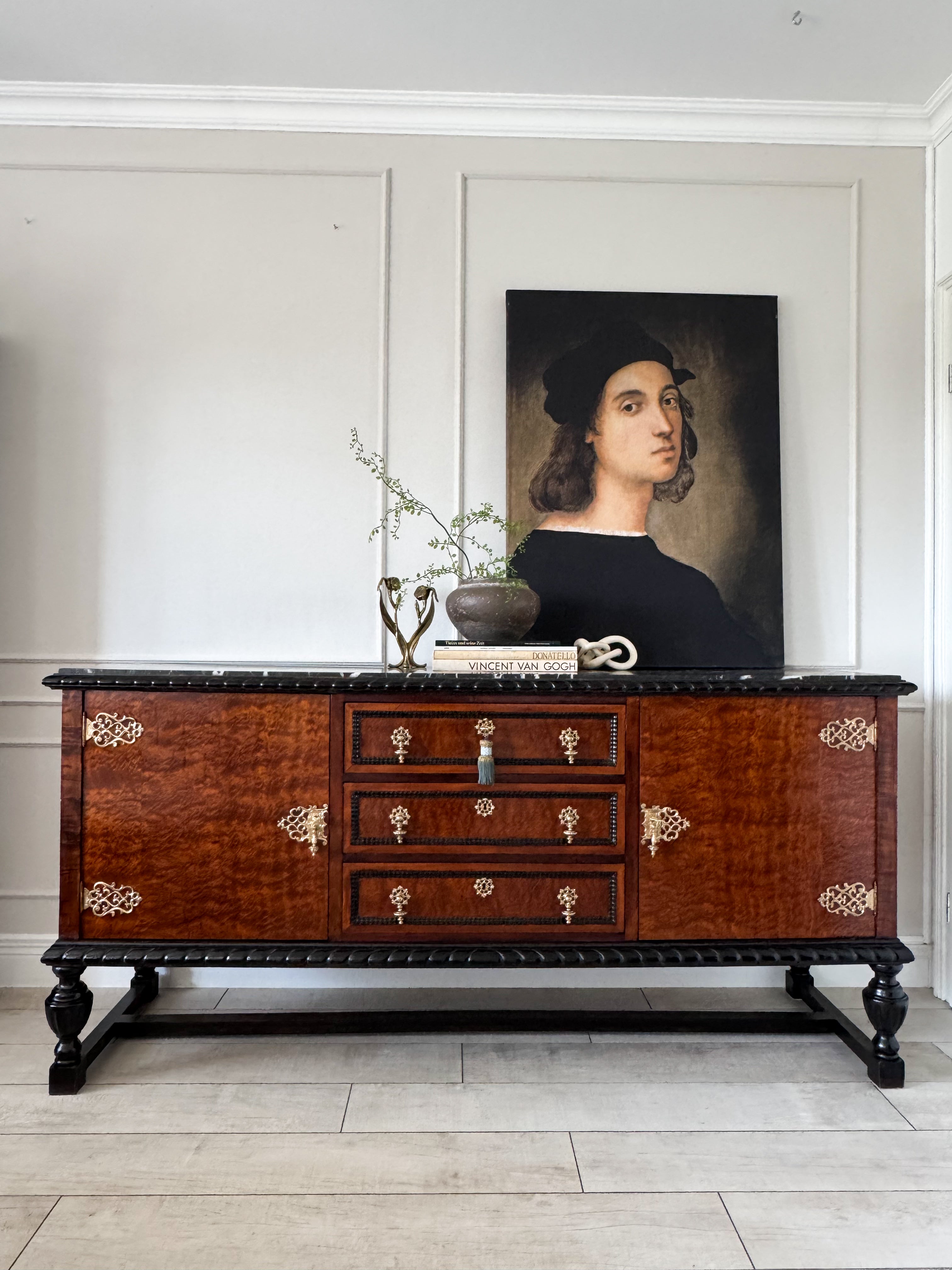 AUSGEFALLENES ANTIKES SIDEBOARD MIT MARMORPLATTE