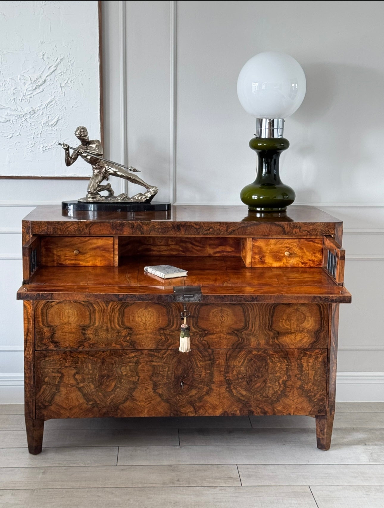 AUSGEFALLENE ELEGANTE BIEDERMEIER SCHREIBKOMMODE NUSSBAUM
