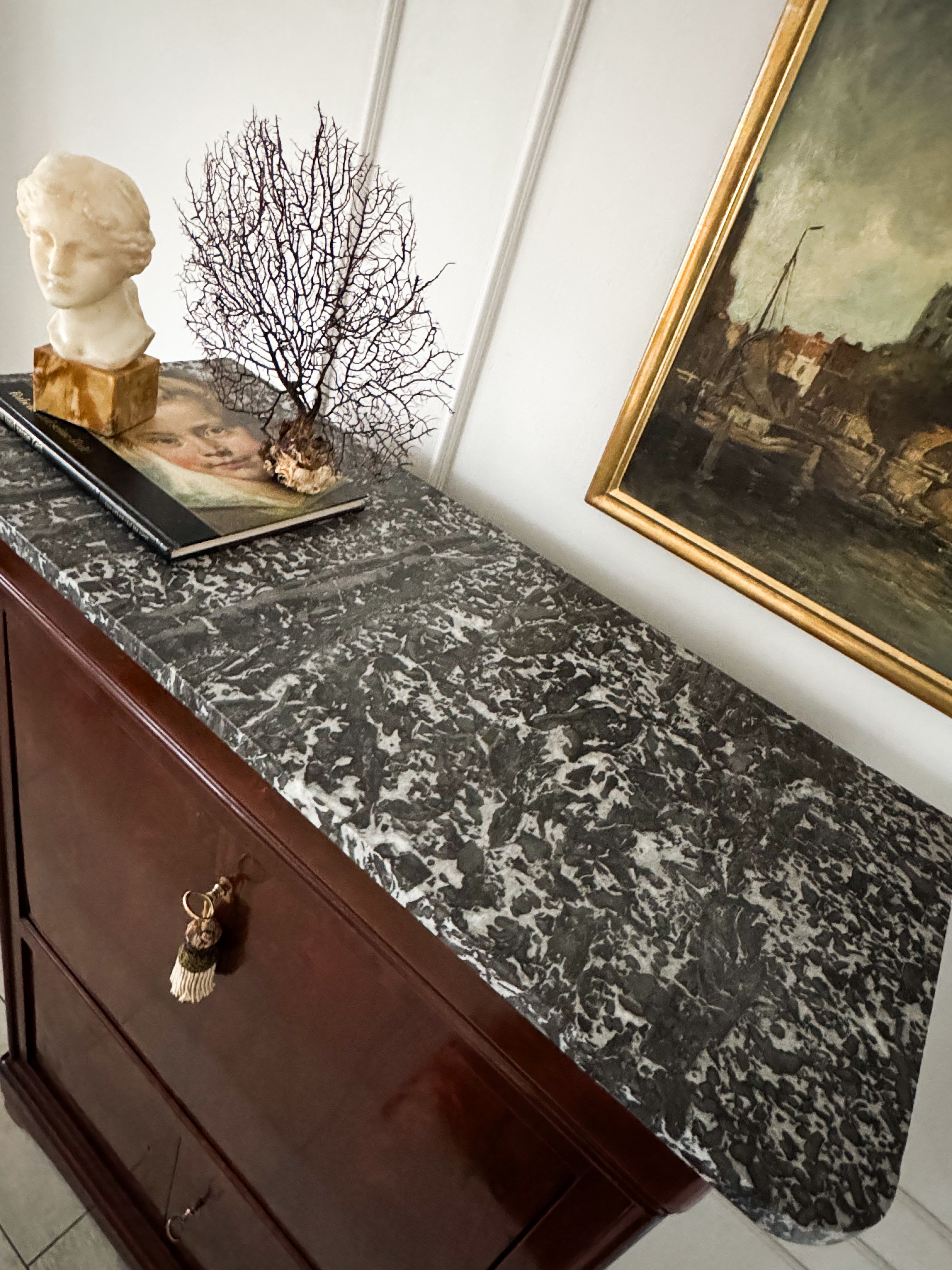 ANTIKER BIEDERMEIER SEKRETÄR AUS MAHAGONIHOLZ MIT MARMORPLATTE