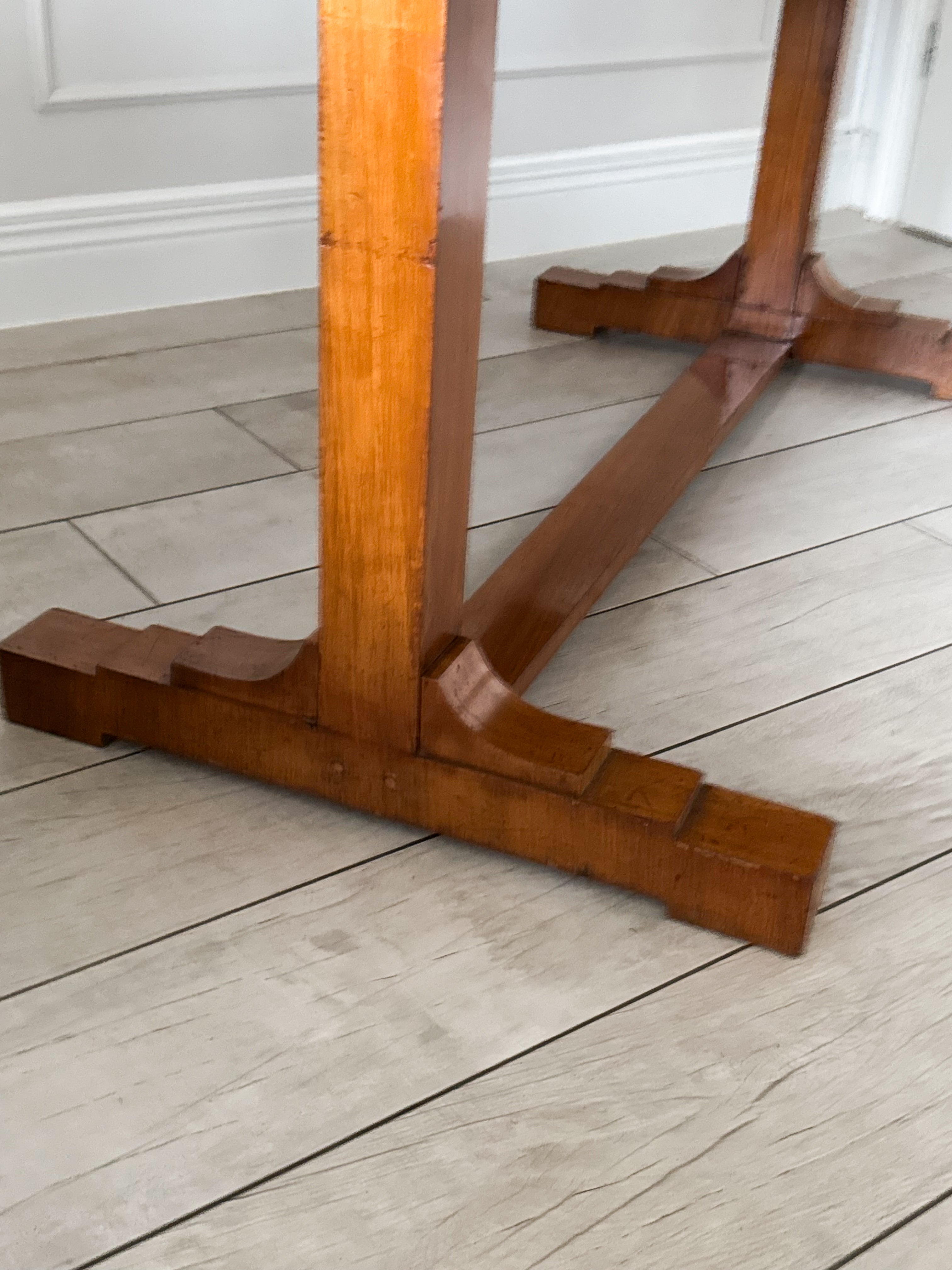 ELEGANTER ART DECO ESSTISCH AUS NUSSBAUM SCHÖNE MASERUNG