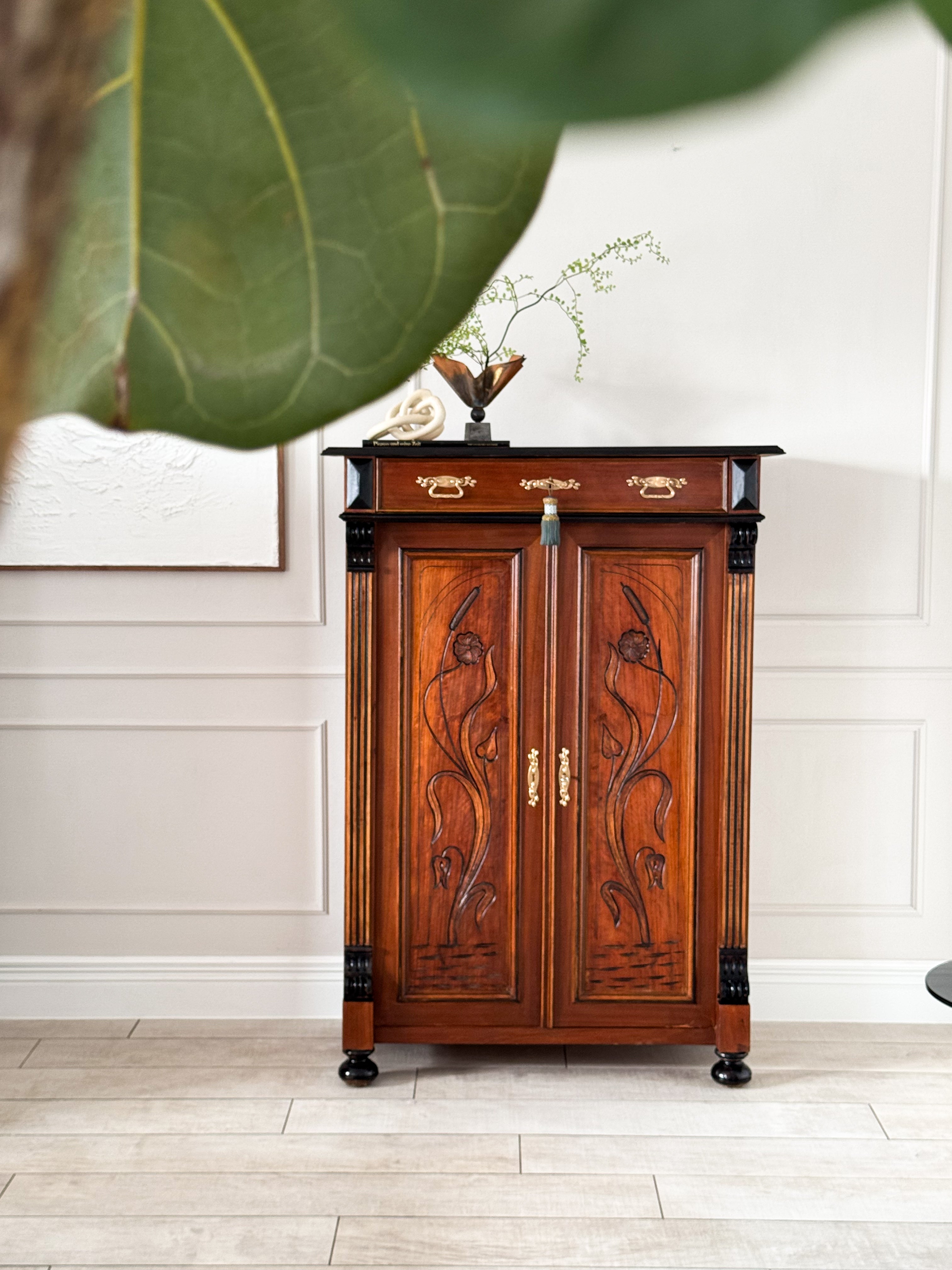 ANTIKER VERTIKOSCHRANK IN NUSSBAUM GRÜNDERZEIT