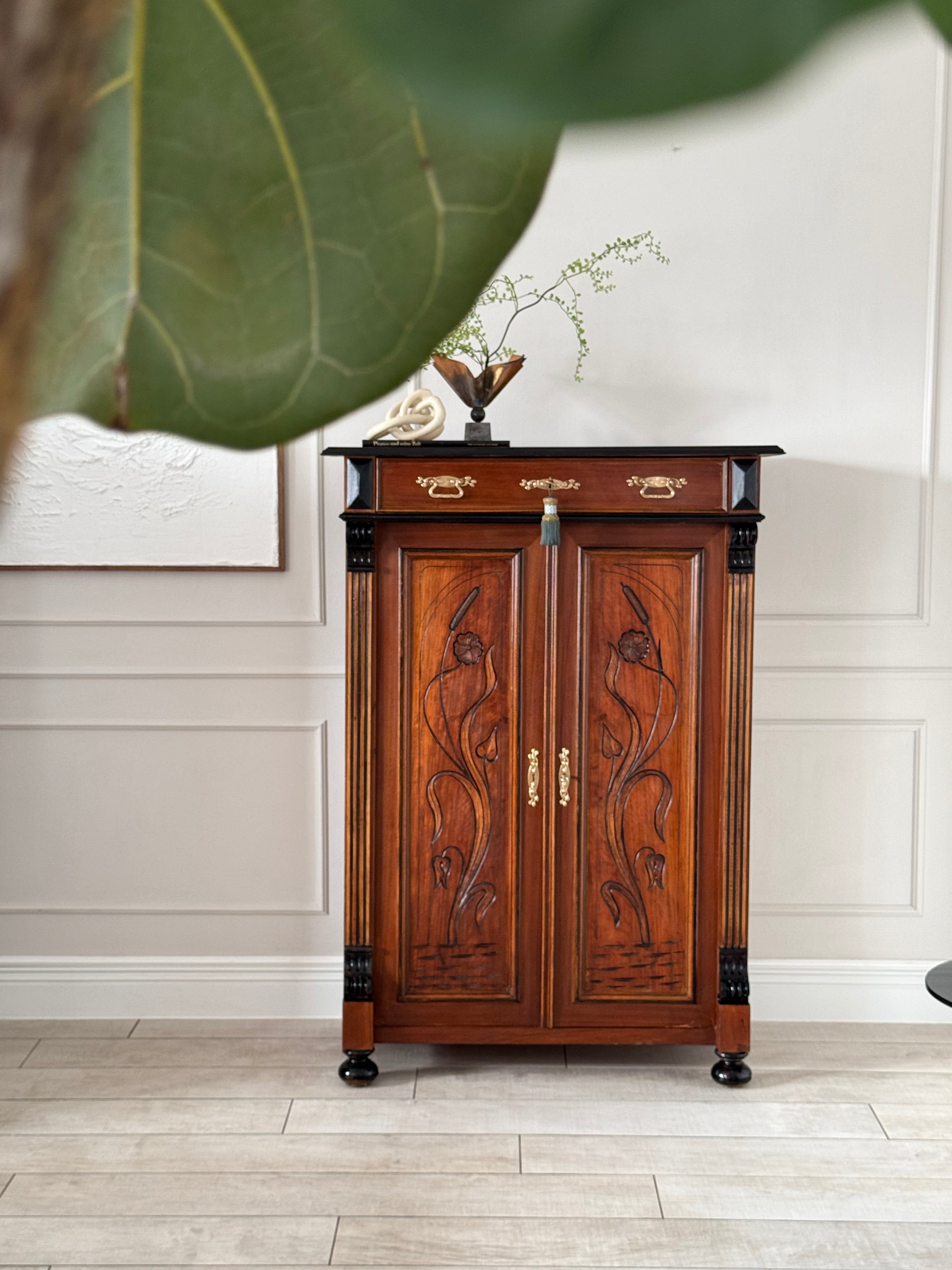 ANTIKER VERTIKOSCHRANK IN NUSSBAUM GRÜNDERZEIT