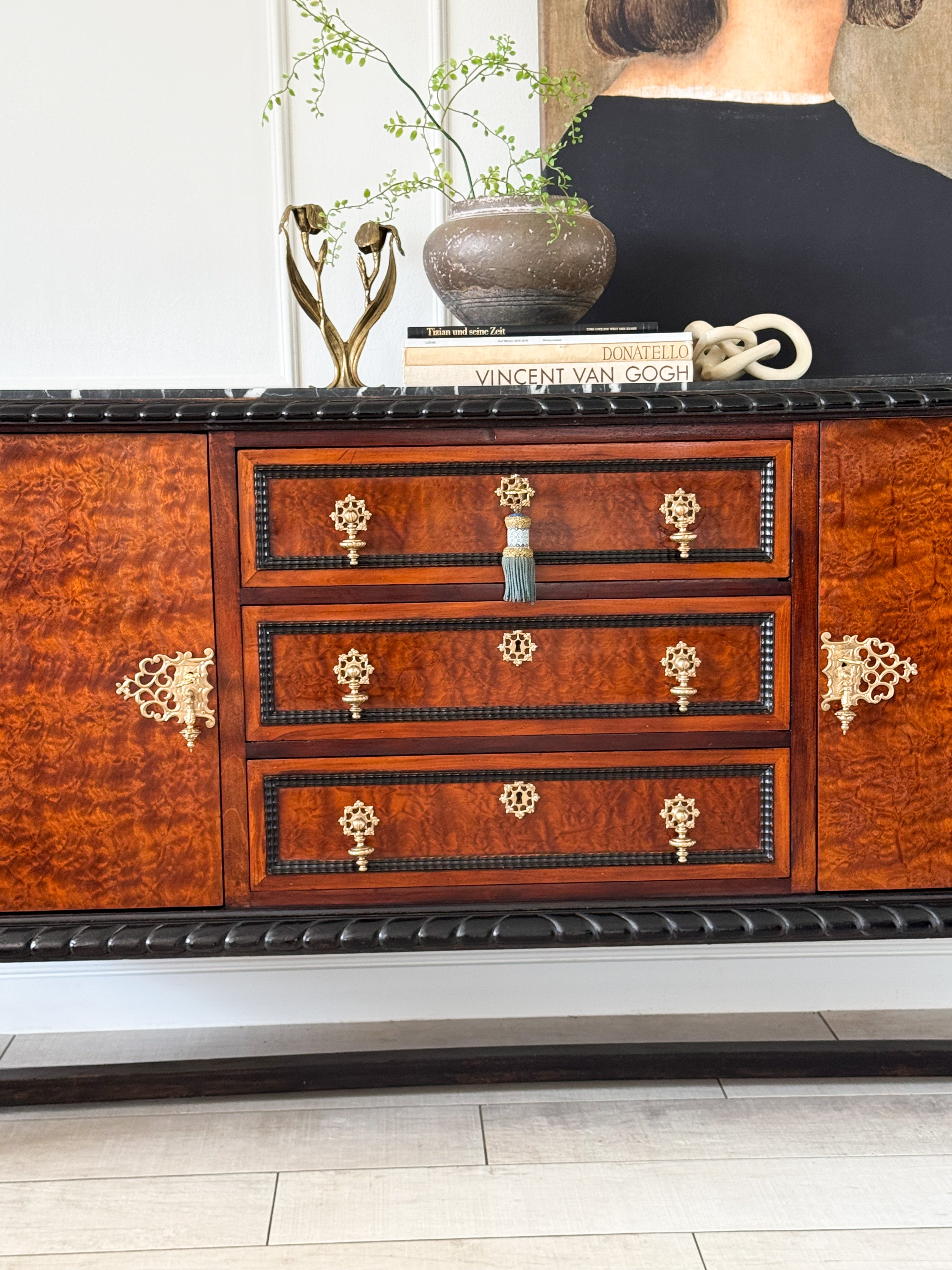 AUSGEFALLENES ANTIKES SIDEBOARD MIT MARMORPLATTE