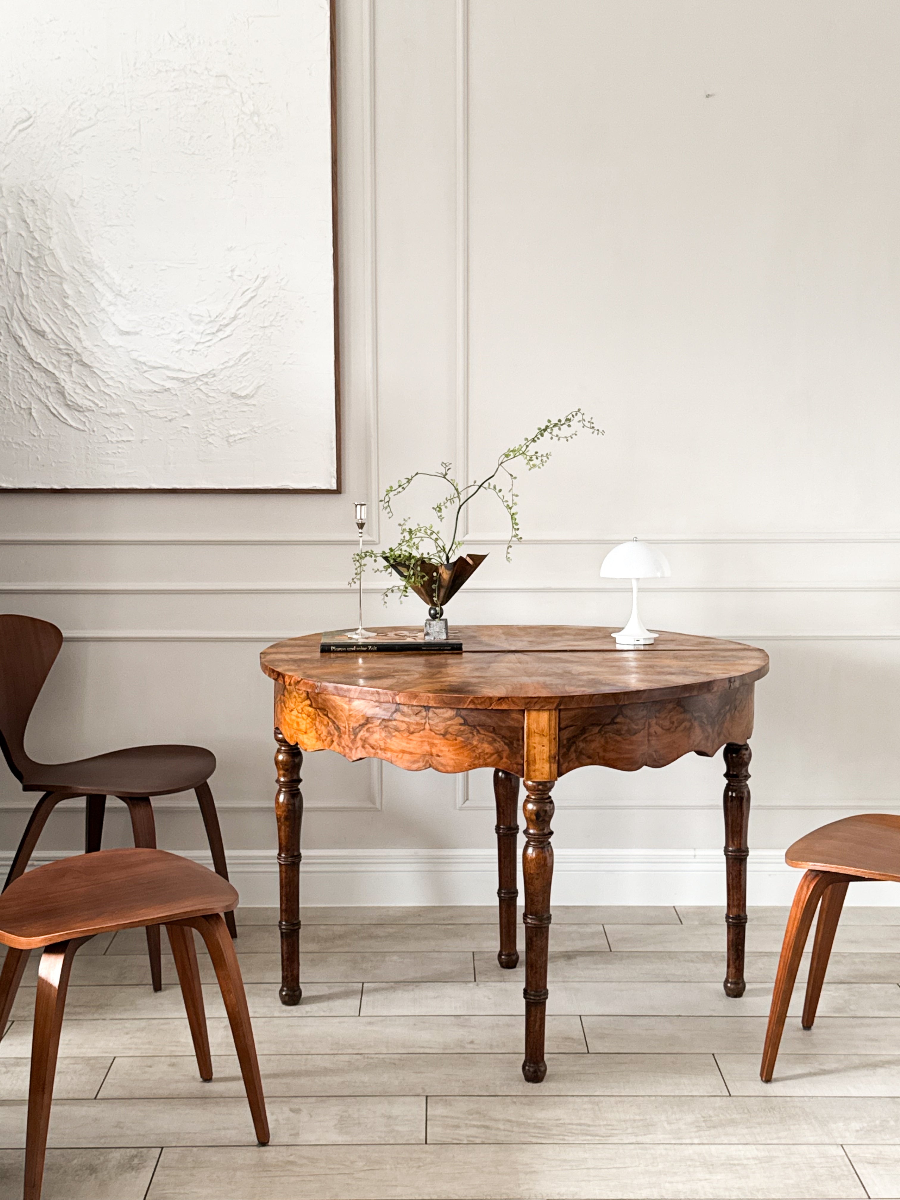 ANTIKER DEMI LUNE TISCH NUSSBAUM MIT SCHÖNER MASERUNG