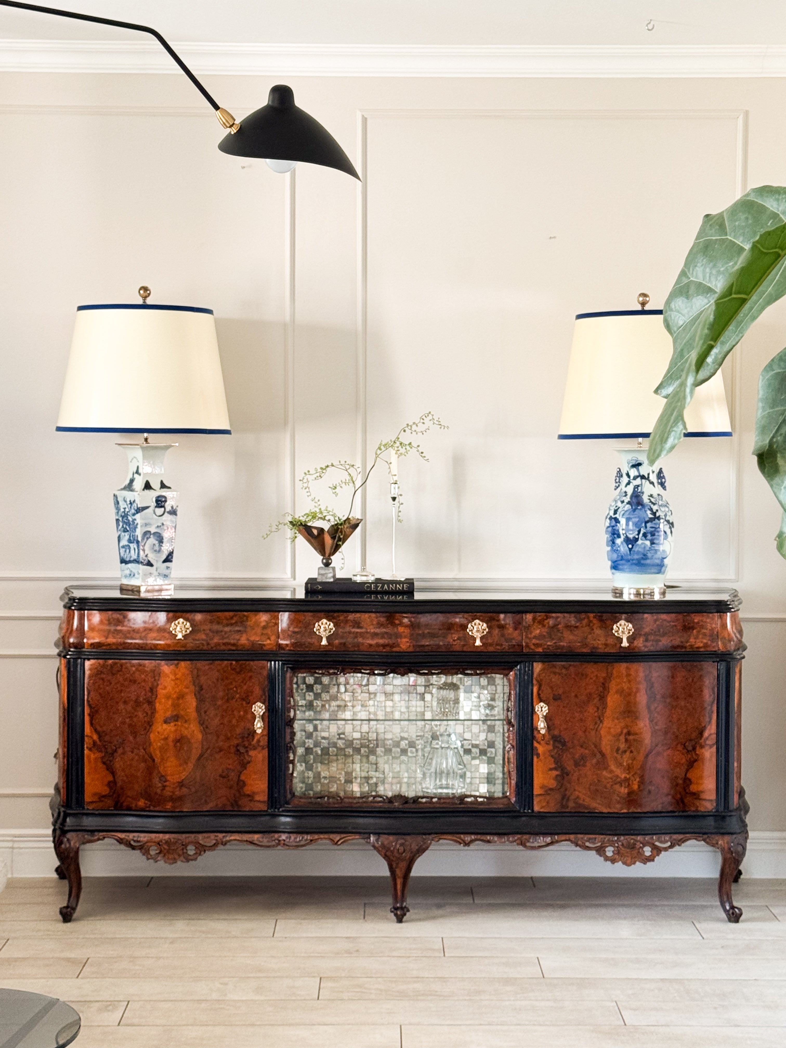 AUSGEFALLENES ANTIKES SIDEBOARD MIT BAR