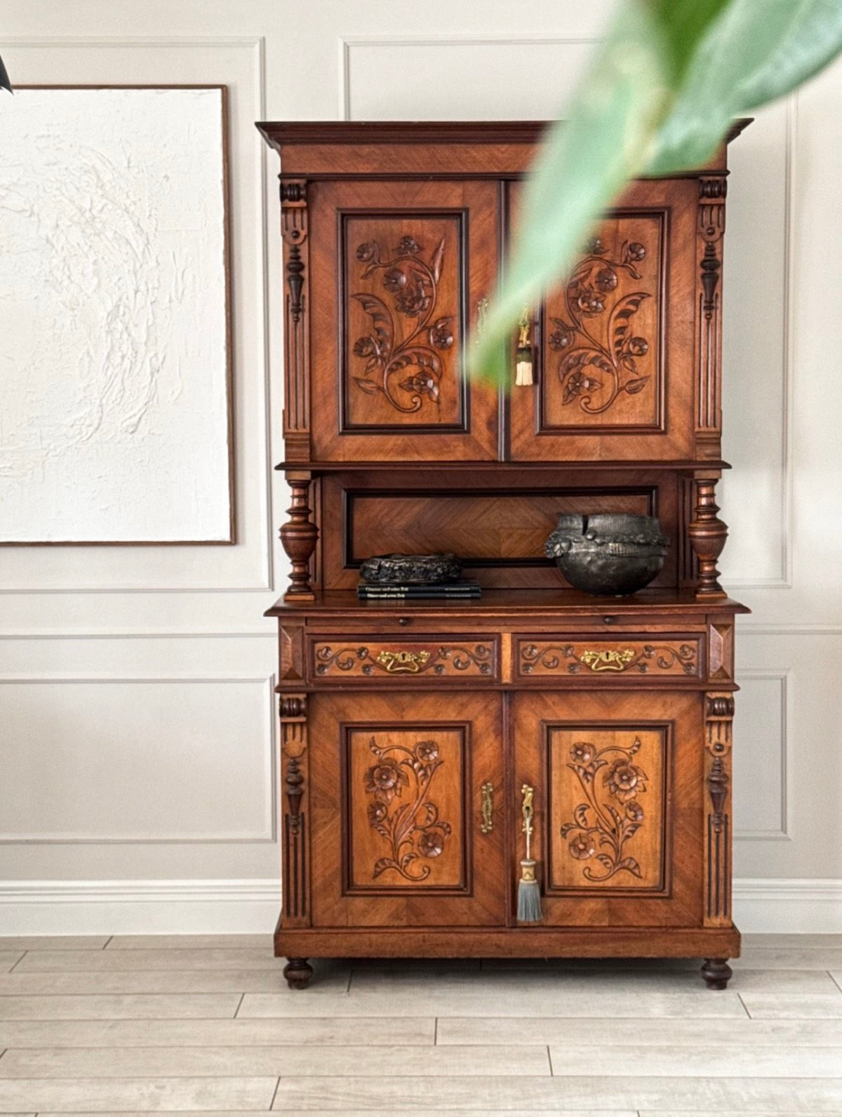 ANTIKER JUGENDSTIL BUFFETSCHRANK IN NUSSBAUM