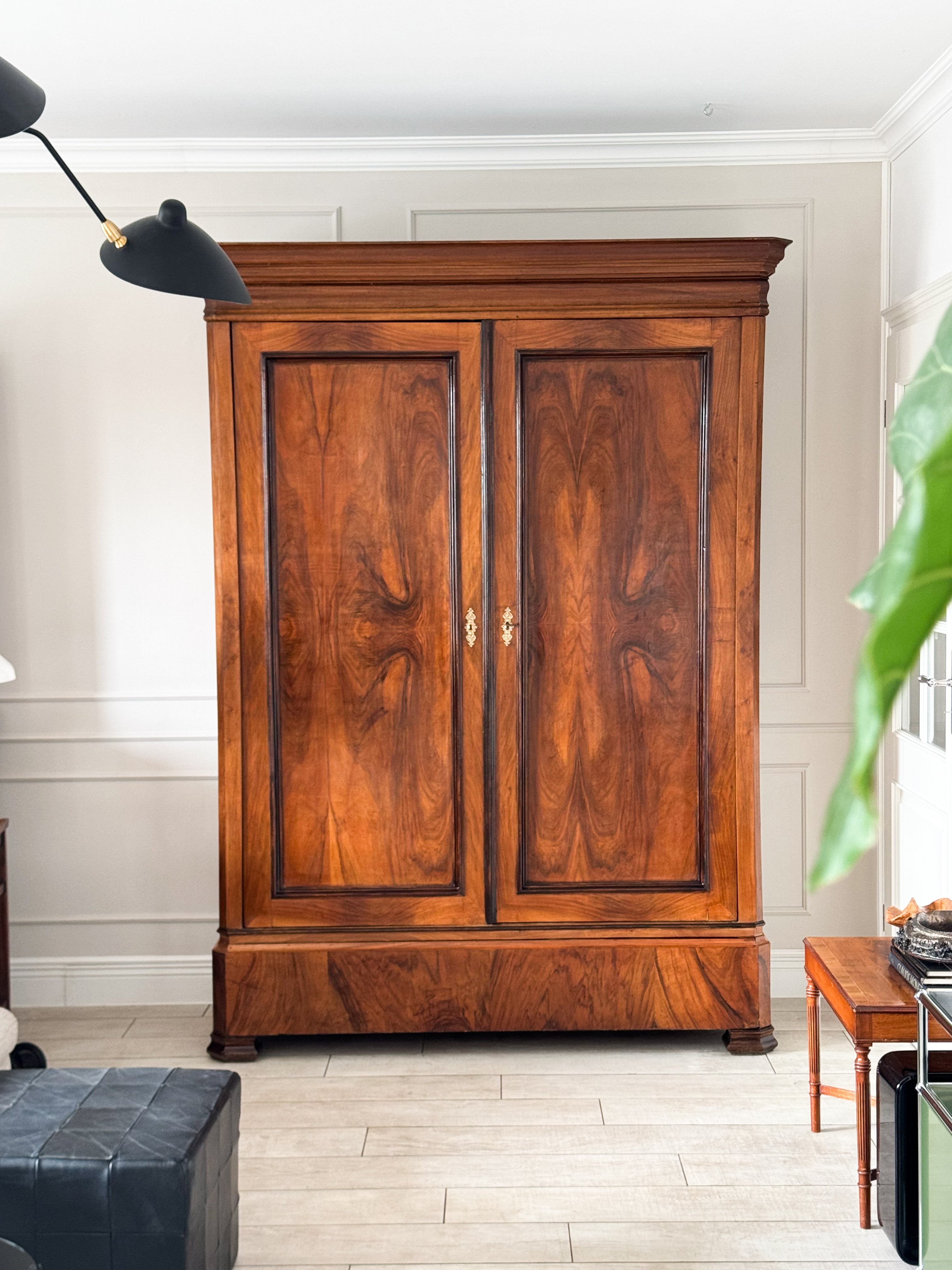 ANTIQUE FRENCH CABINET MADE OF WALNUT