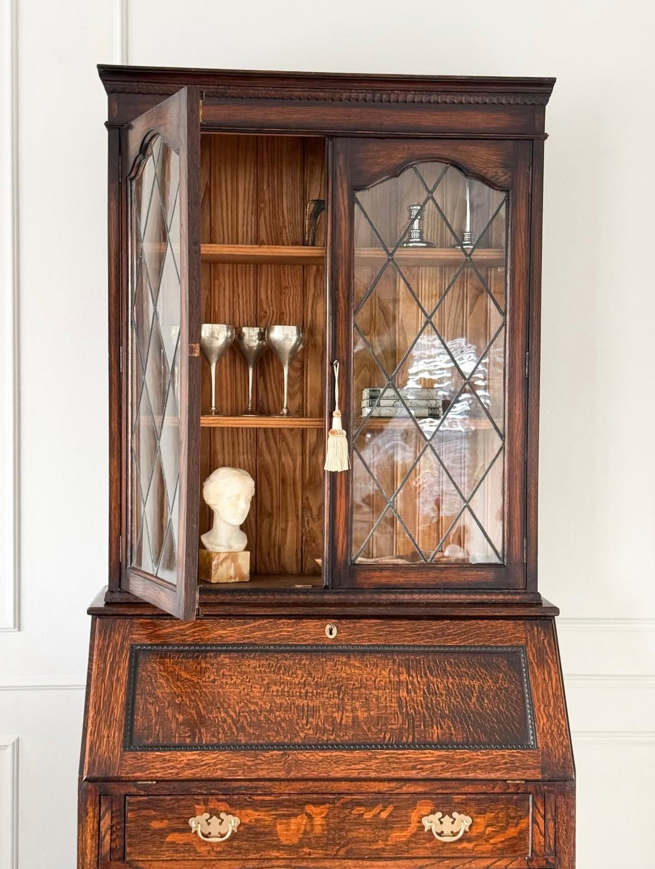 STILLVOLLER ANTIKER AUFSATZSEKRETÄR