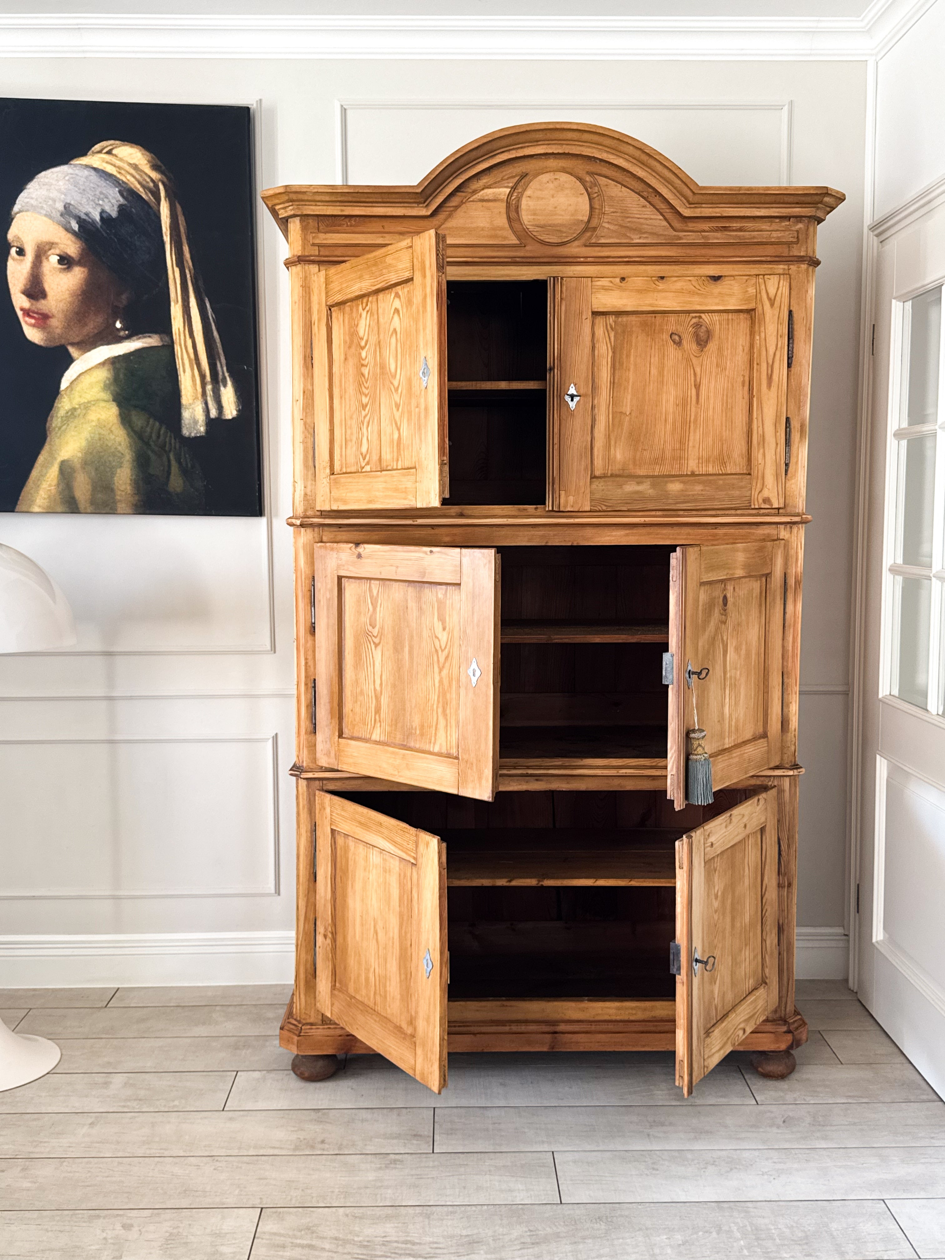 ANTIKER BRANDSCHRANK AUS WEICHHOLZ UM 1820