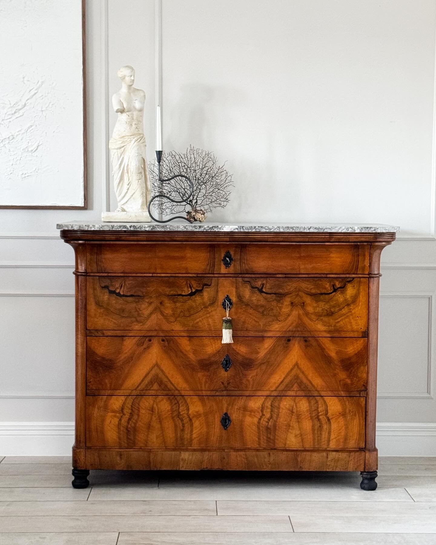 ANTIKE BIEDERMEIER KOMMODE MIT MARMORPLATTE NUSSBAUM SCHÖNE MASERUNG