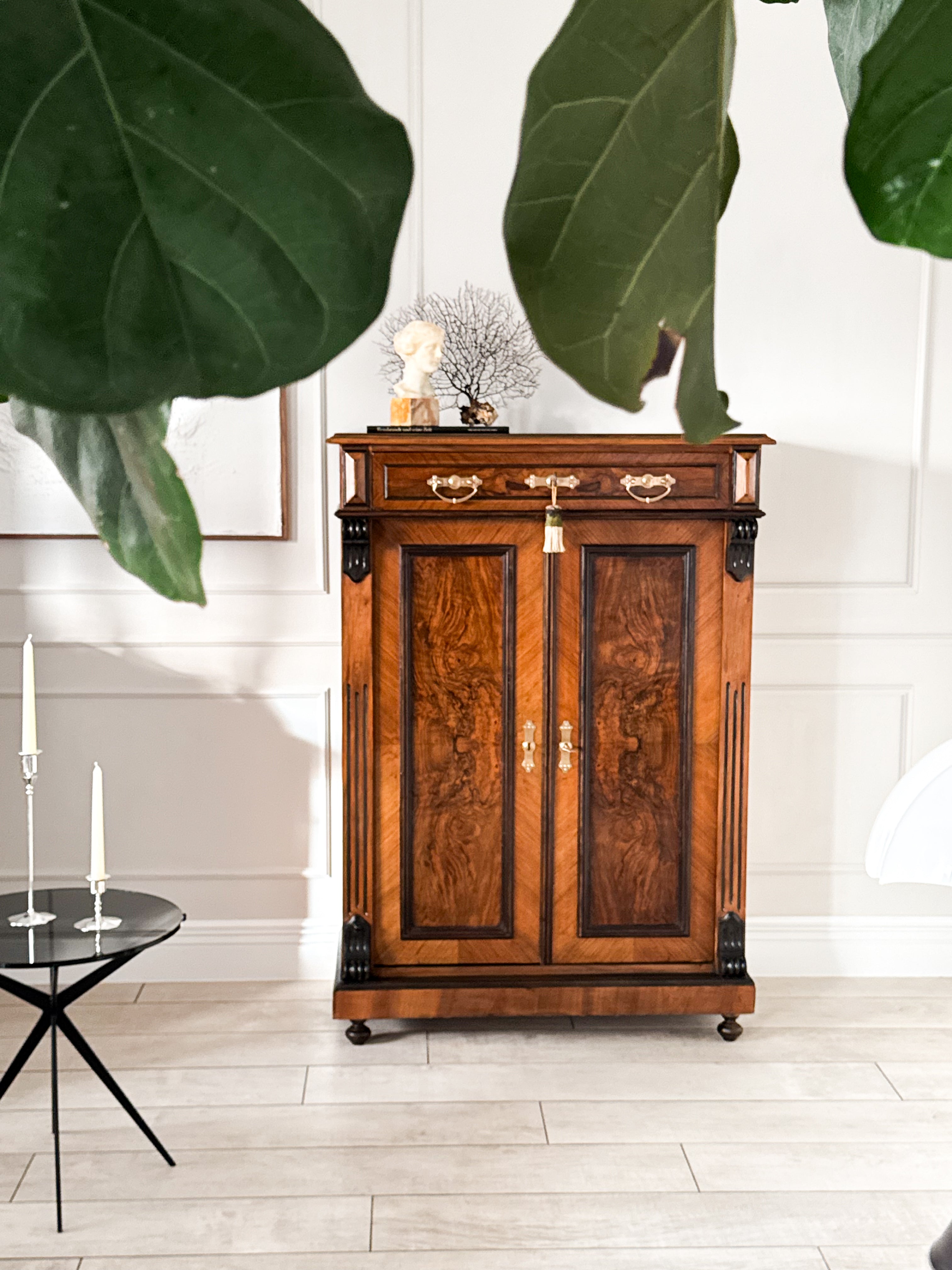 ANTIKER VERTIKOSCHRANK IN NUSSBAUM GRÜNDERZEIT