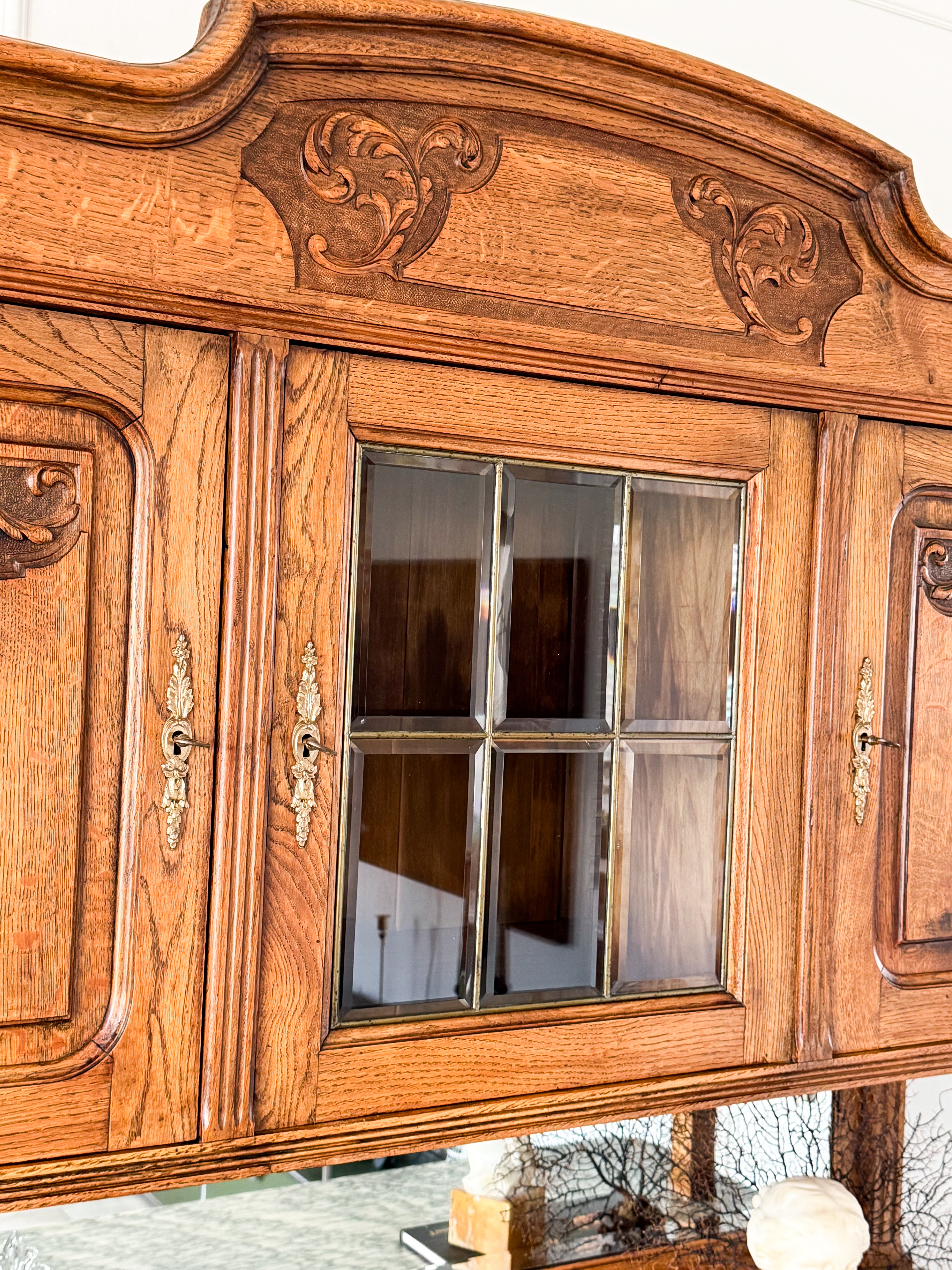 ANTIKER FRANZÖSISCHER BUFFETSCHRANK MIT MARMORPLATTE