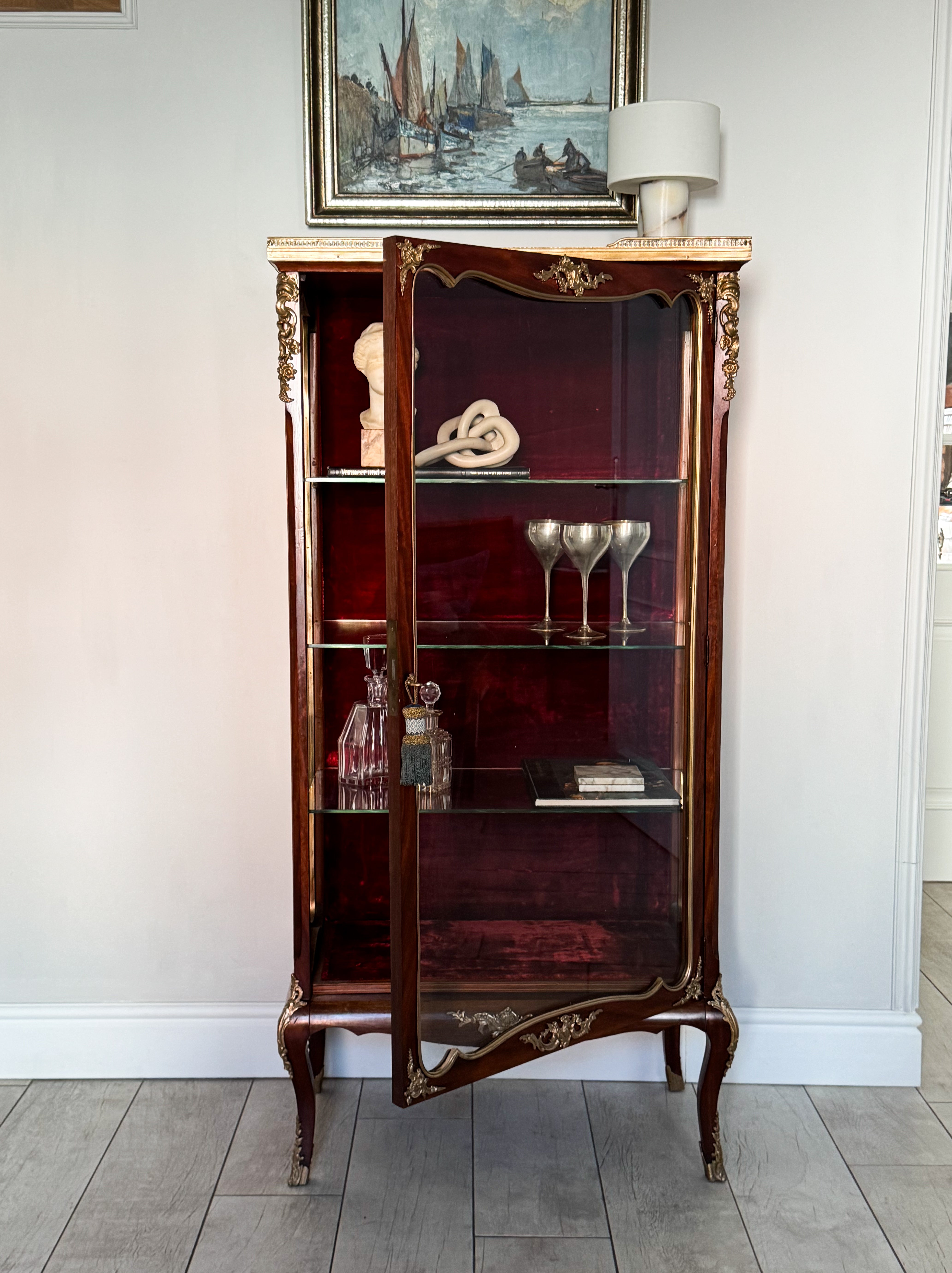 ANTIKER FRANZÖSISCHER VITRINENSCHRANK MIT MARMORPLATTE