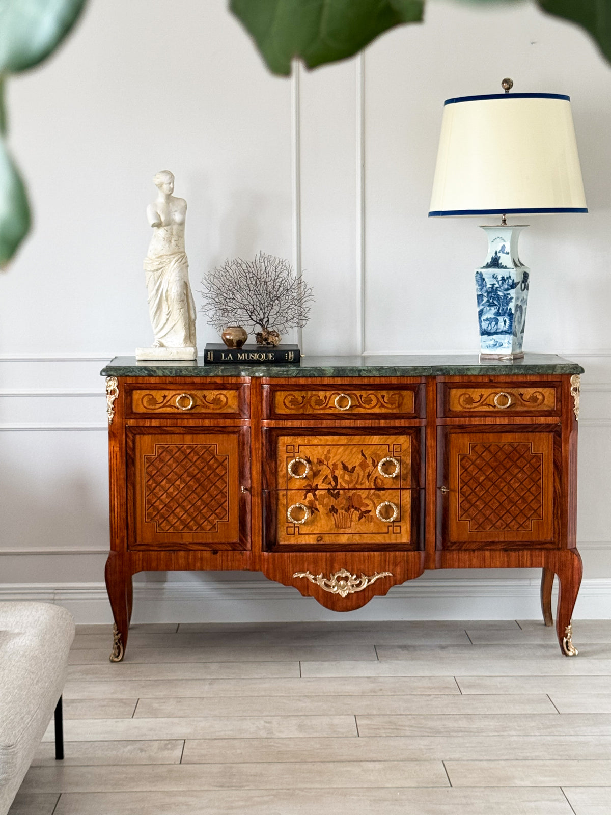 ANTIKES FRANZÖSISCHES SIDEBOARD MIT MARKETERIE UND MARMORPLATTE