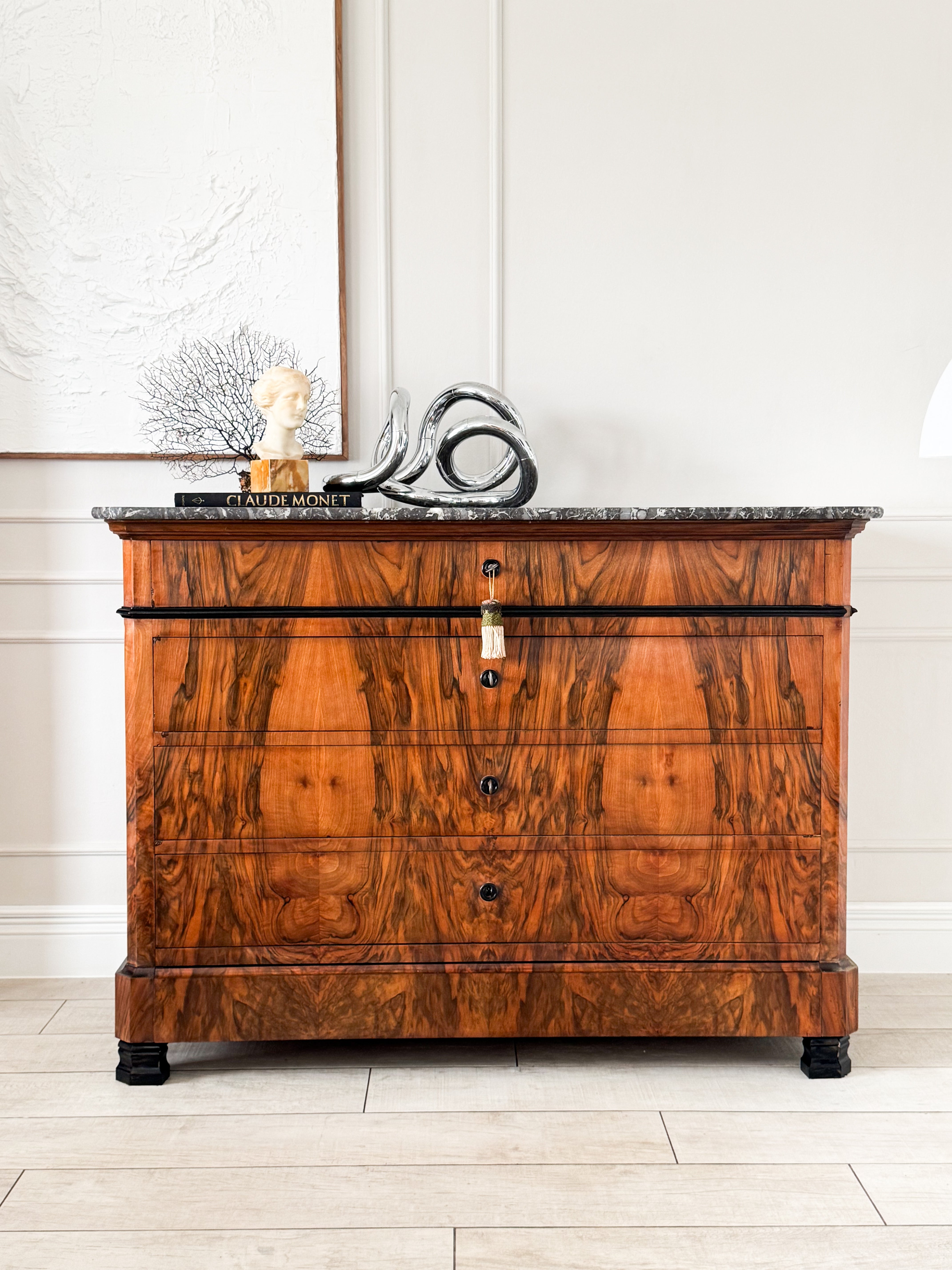 ANTIKE FRANZÖSISCHE KOMMODE AUS NUSSBAUM MIT MARMORPLATTE