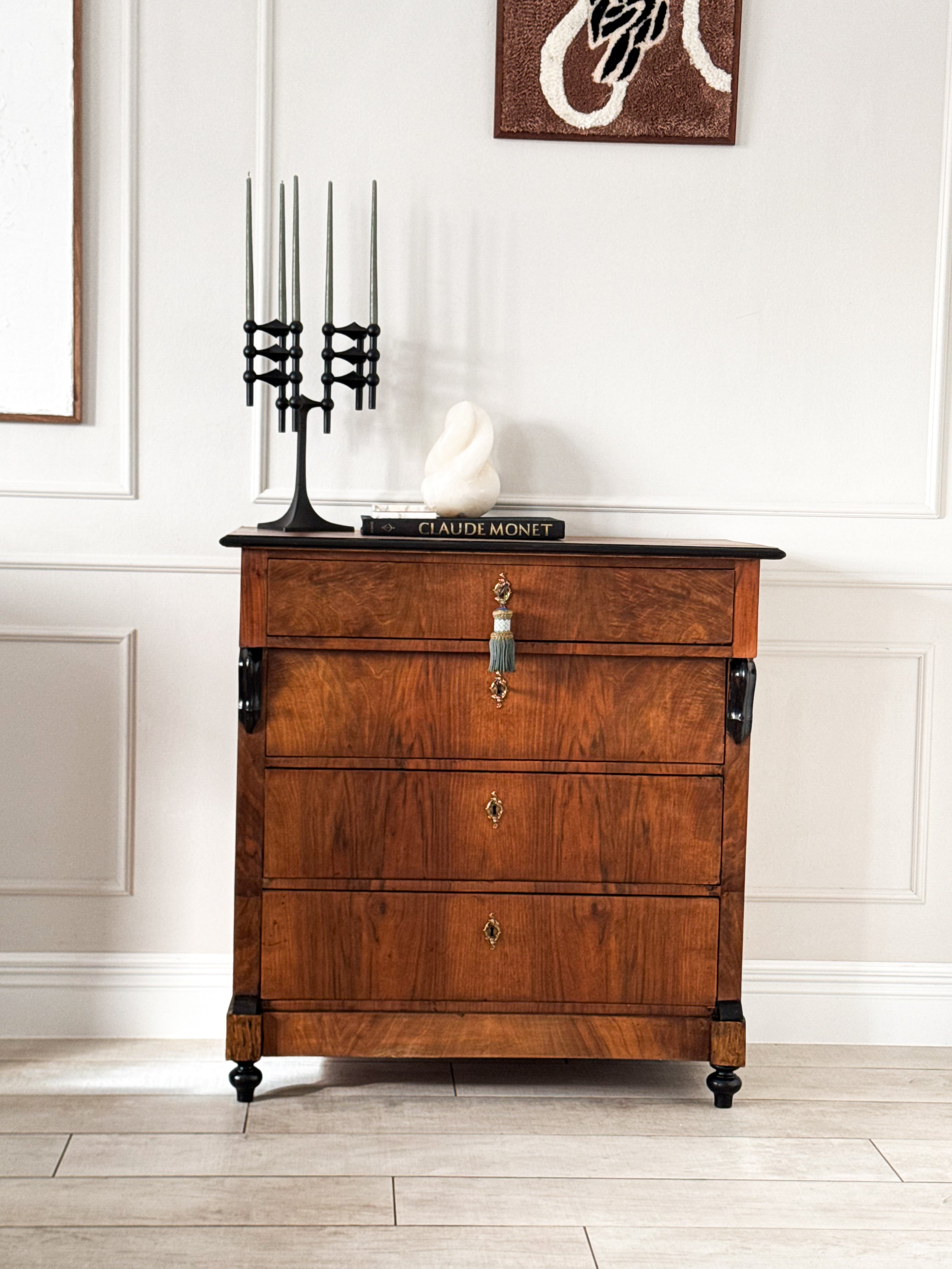 HÜBSCHE ANTIKE KOMMODE AUS NUSSBAUM