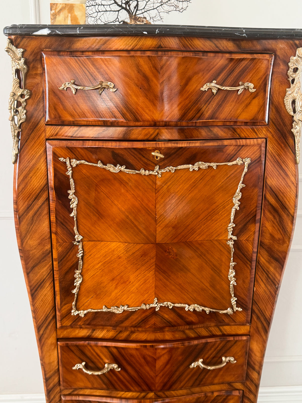 ANTIKER FRANZÖSISCHER DAMENSEKRETÄR LOUIS XV STIL MIT MARMORPLATTE