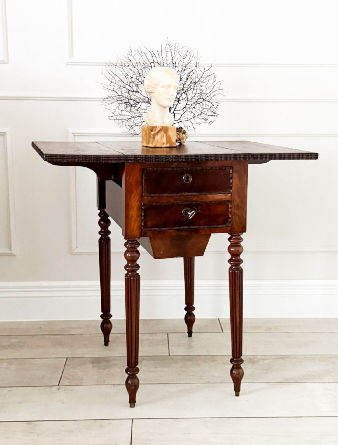 ANTIKER PEMBROKE TABLE MADE OF WALNUT