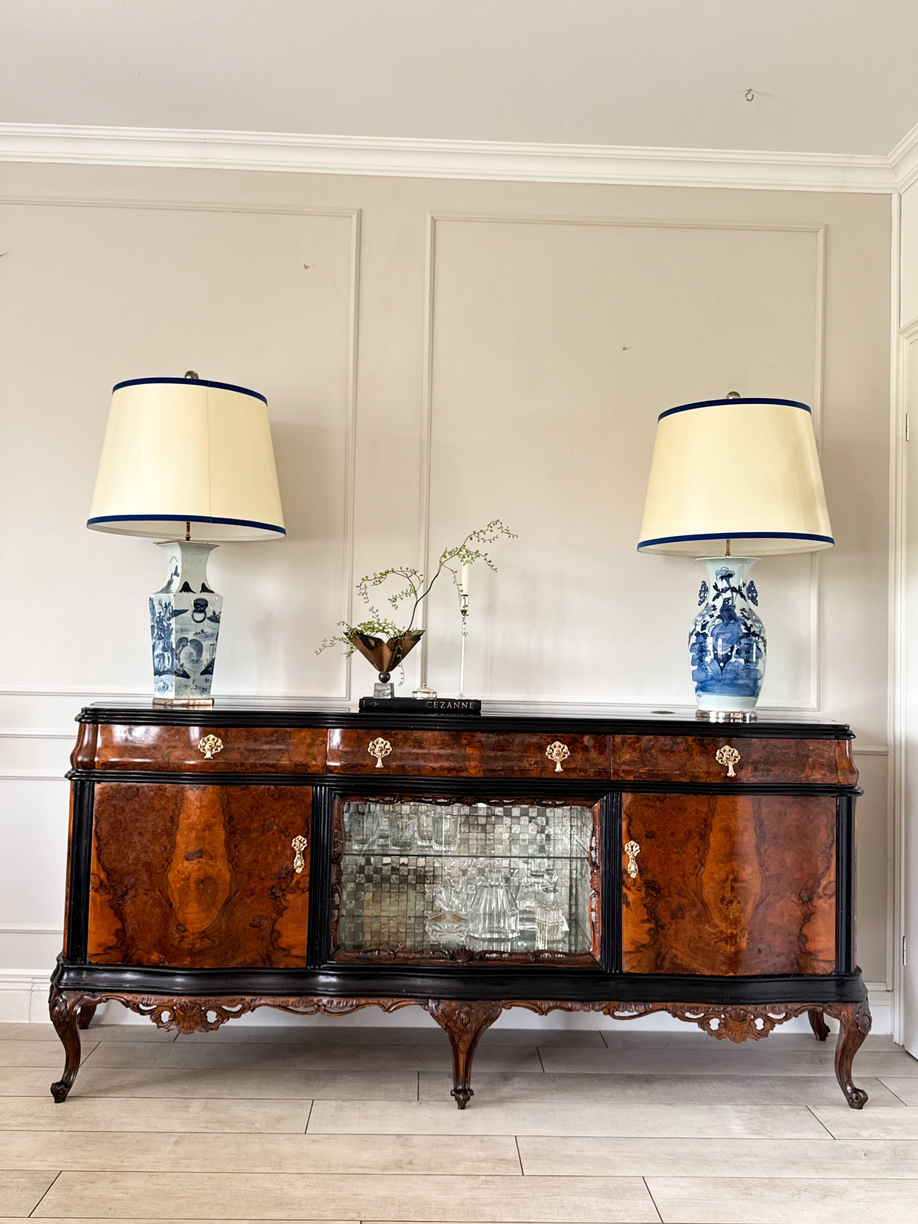AUSGEFALLENES ANTIKES SIDEBOARD MIT BAR