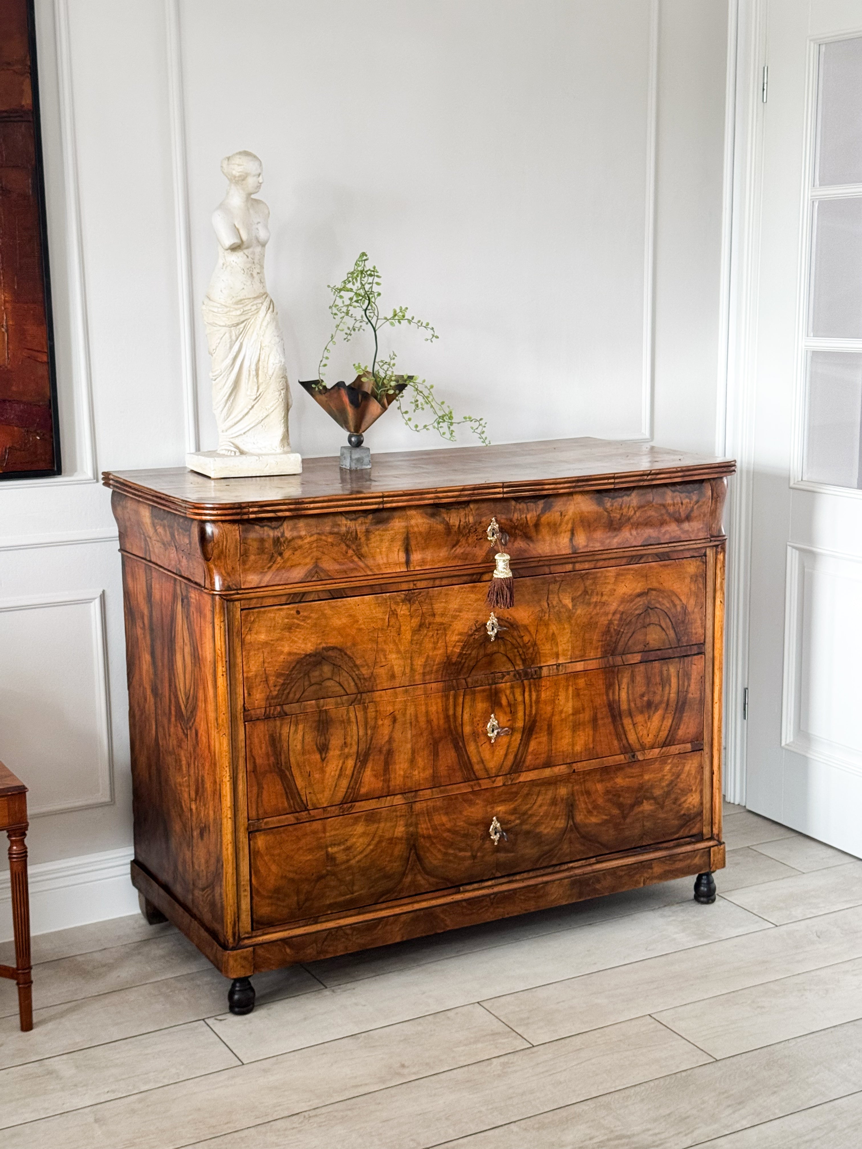 ANTIKE FRANZÖSISCHE KOMMODE AUS NUSSBAUM