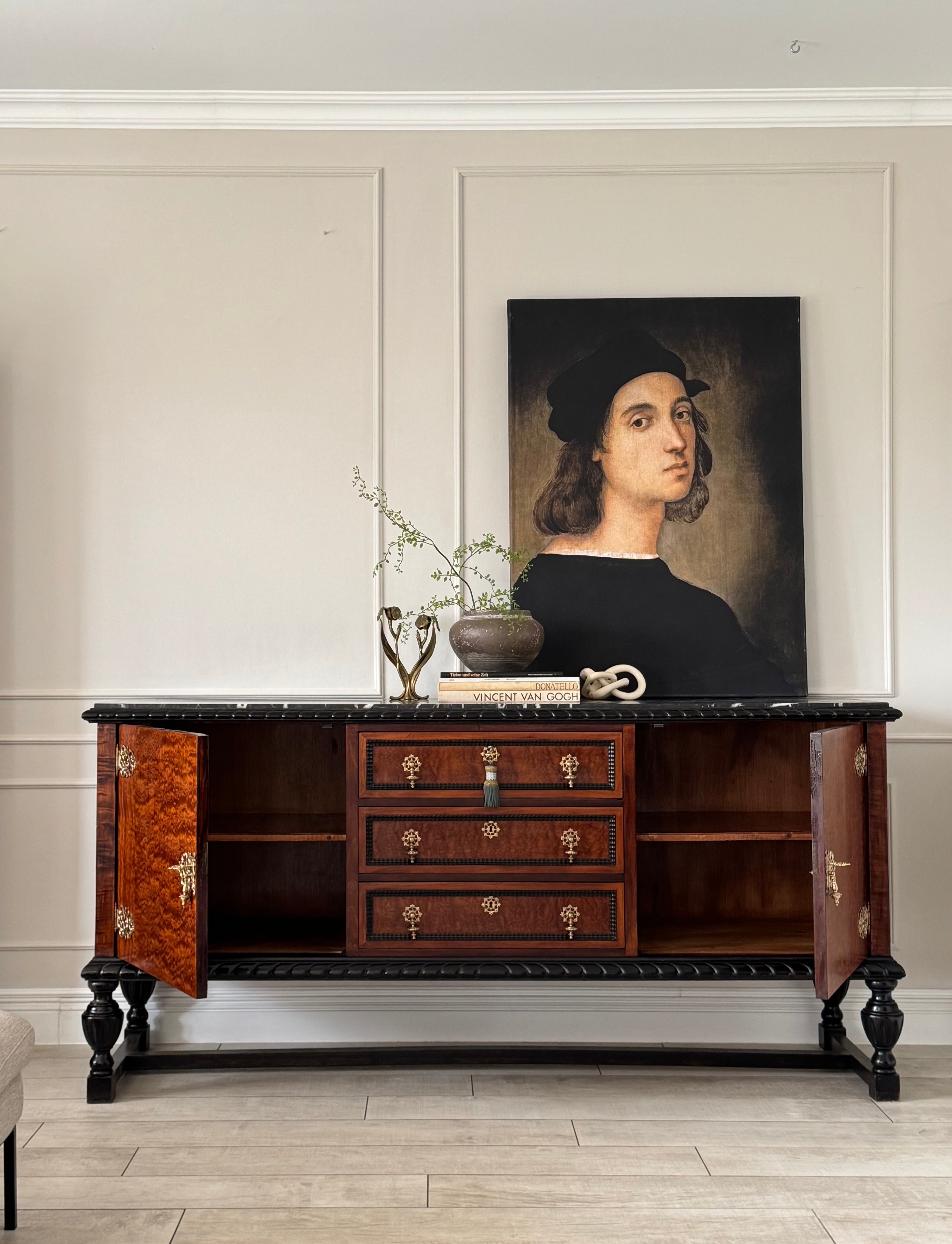 AUSGEFALLENES ANTIKES SIDEBOARD MIT MARMORPLATTE