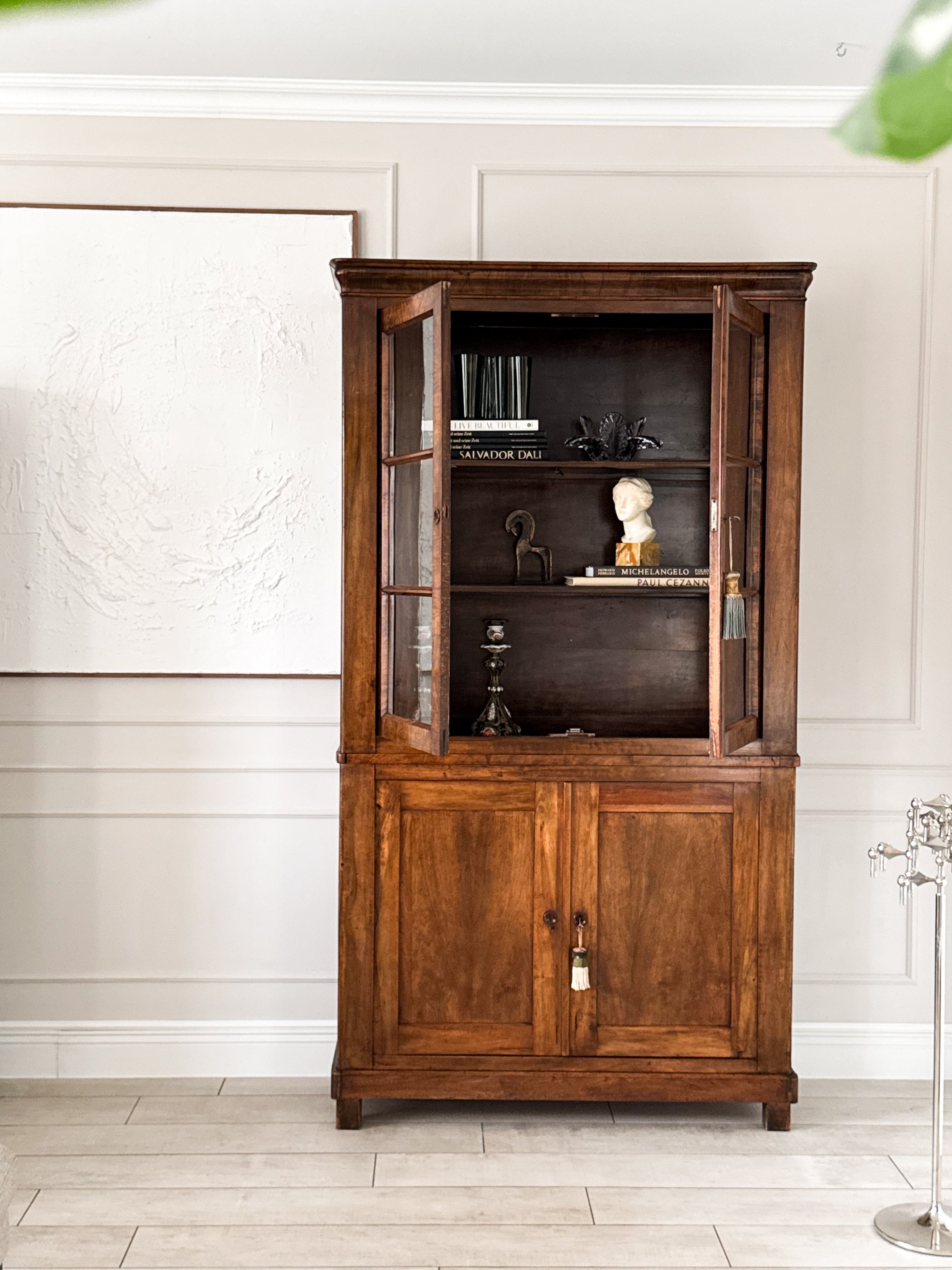 ANTIKER BIEDERMEIER VITRINENSCHRANK BÜCHERSCHRANK NUSSBAUM