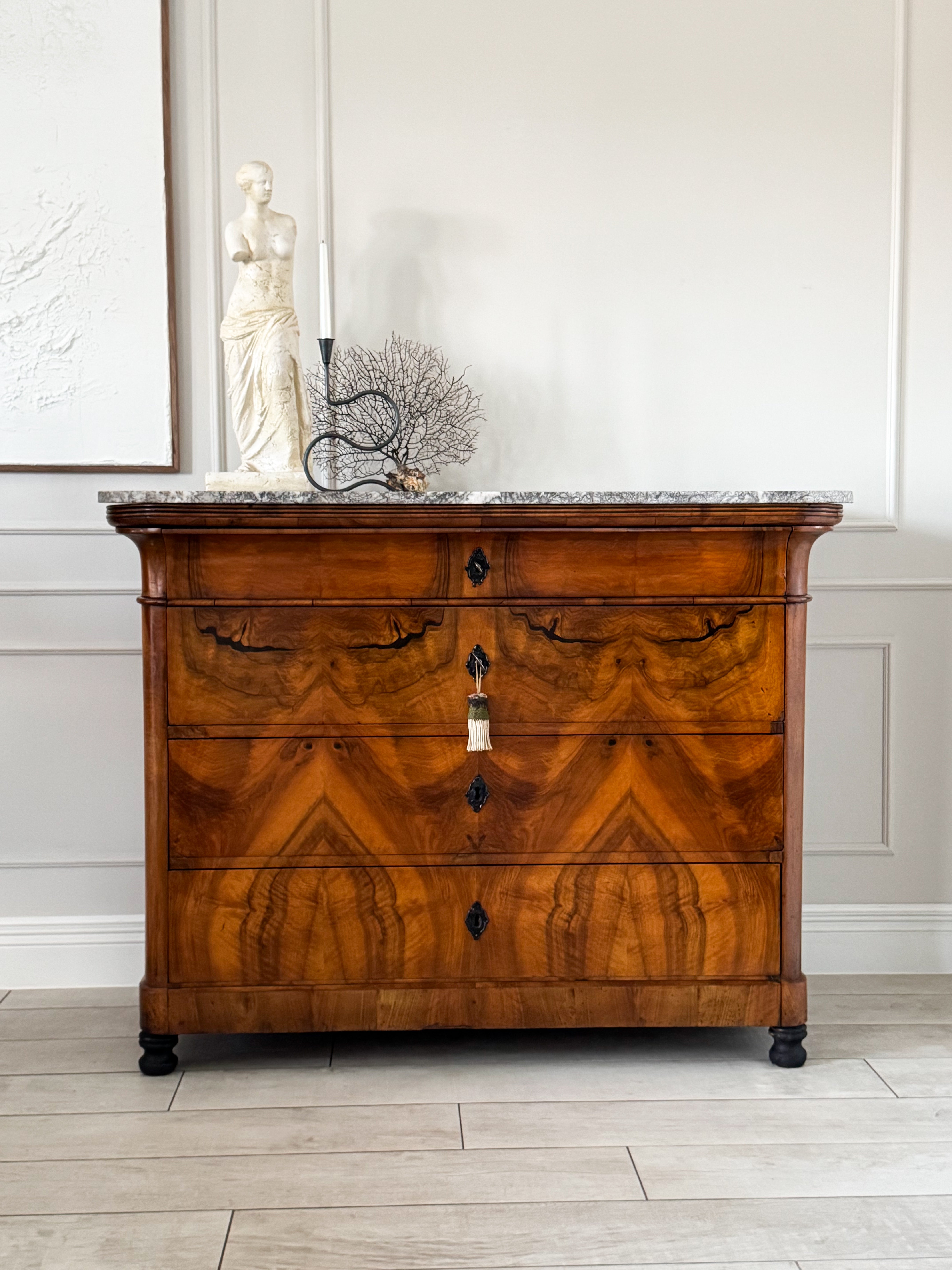 ANTIKE BIEDERMEIER KOMMODE MIT MARMORPLATTE NUSSBAUM SCHÖNE MASERUNG