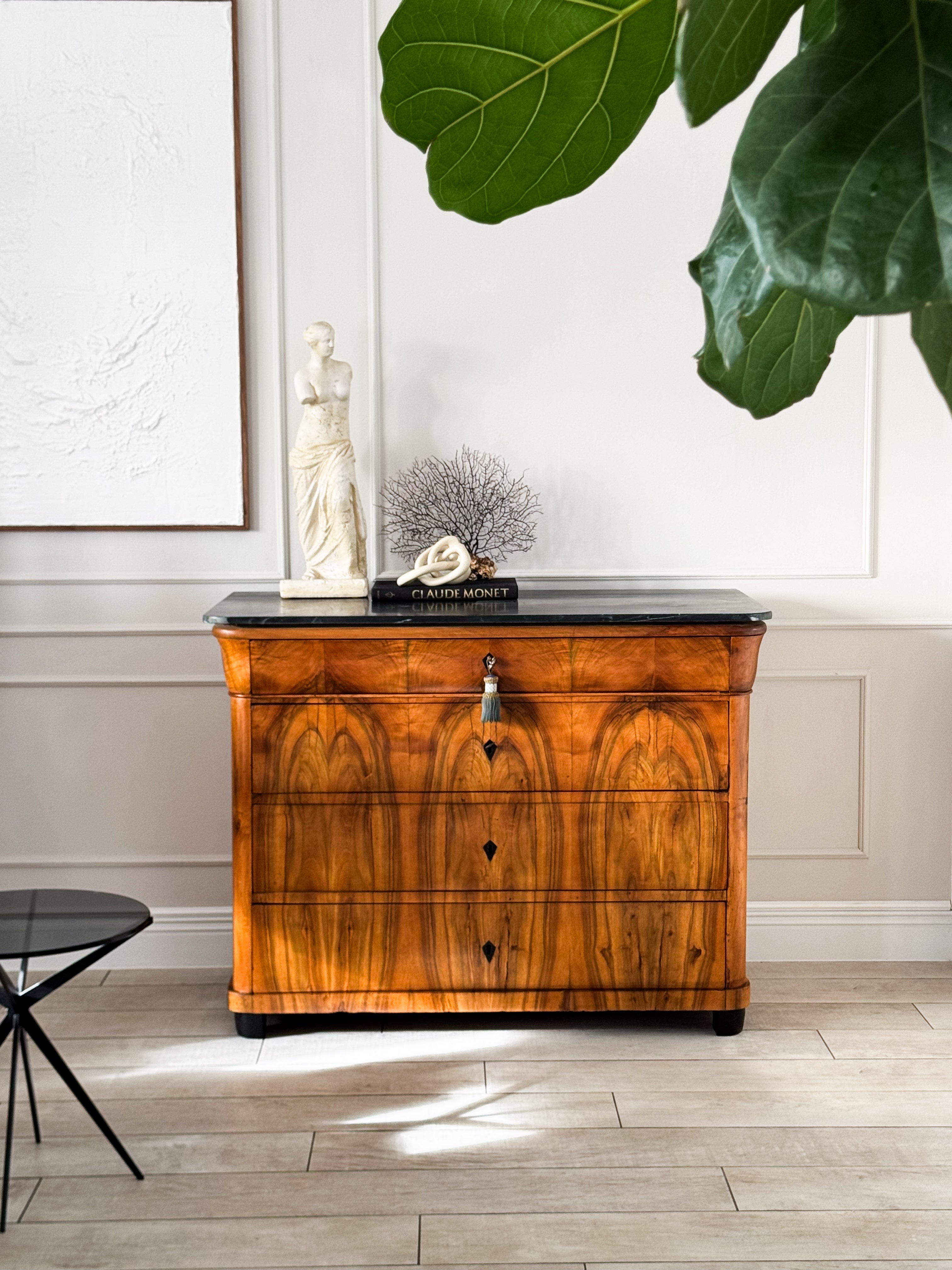 FEINE ANTIKE BIEDERMEIER KOMMODE MIT MARMORPLATTE NUSSBAUM