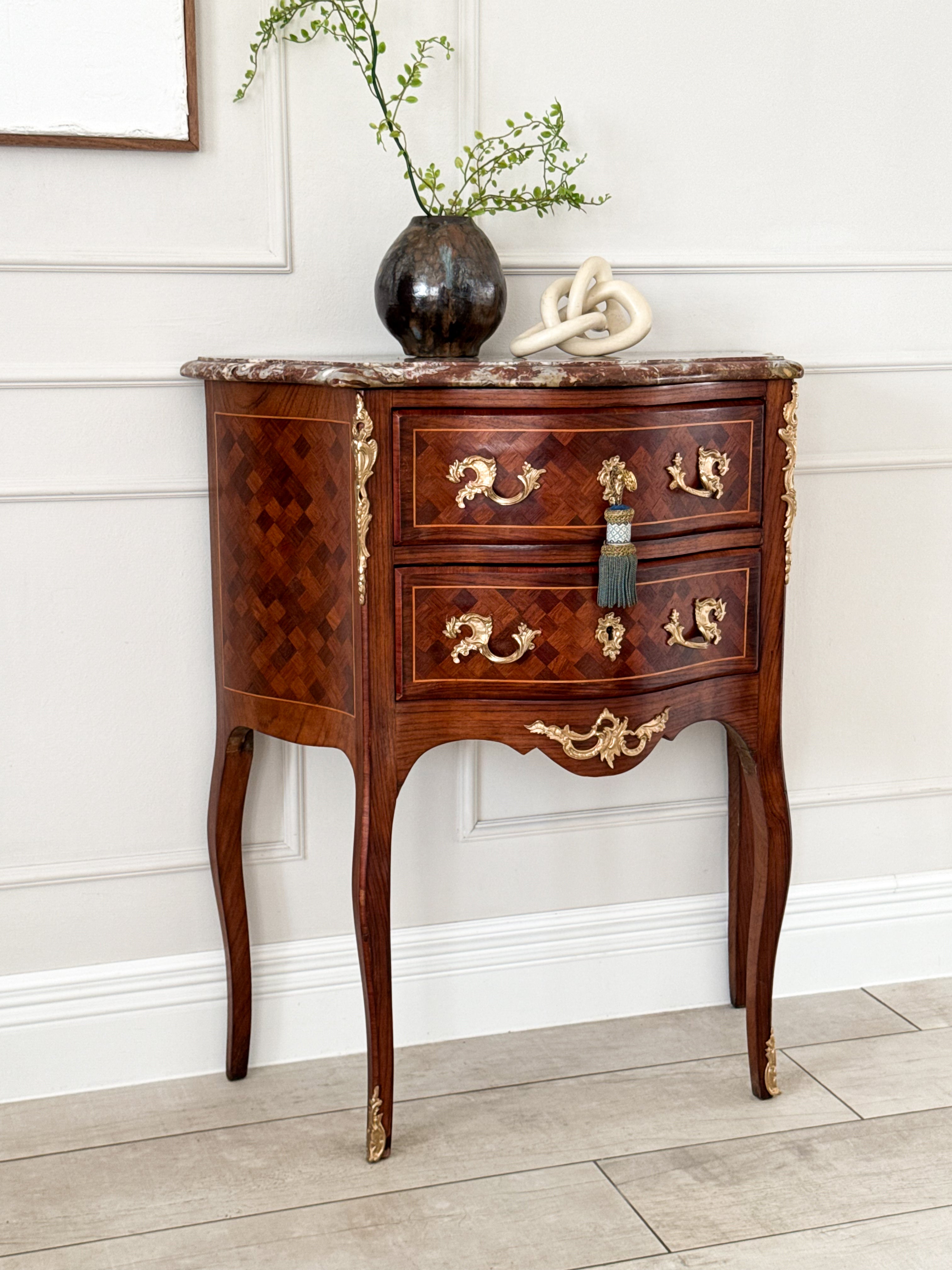 ANTIKE FRANZÖSISCHE KOMMODE MIT MARMORPLATTE INTARSIERT