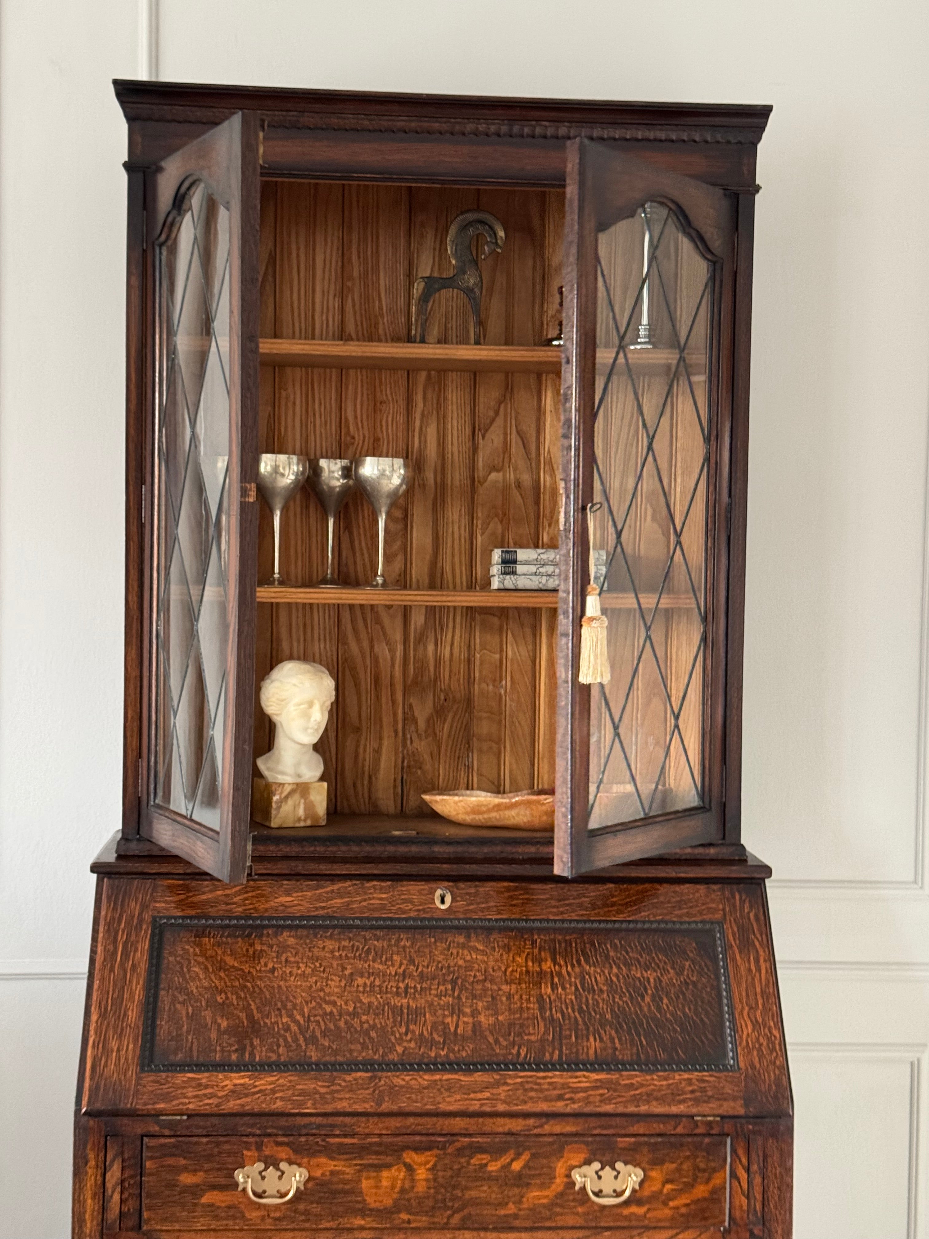 STILLVOLLER ANTIKER AUFSATZSEKRETÄR