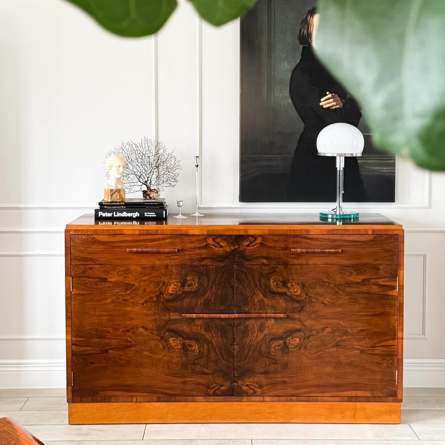 ART DECO SIDEBOARD AUS NUSSBAUM ZEITLOS UND ELEGANT