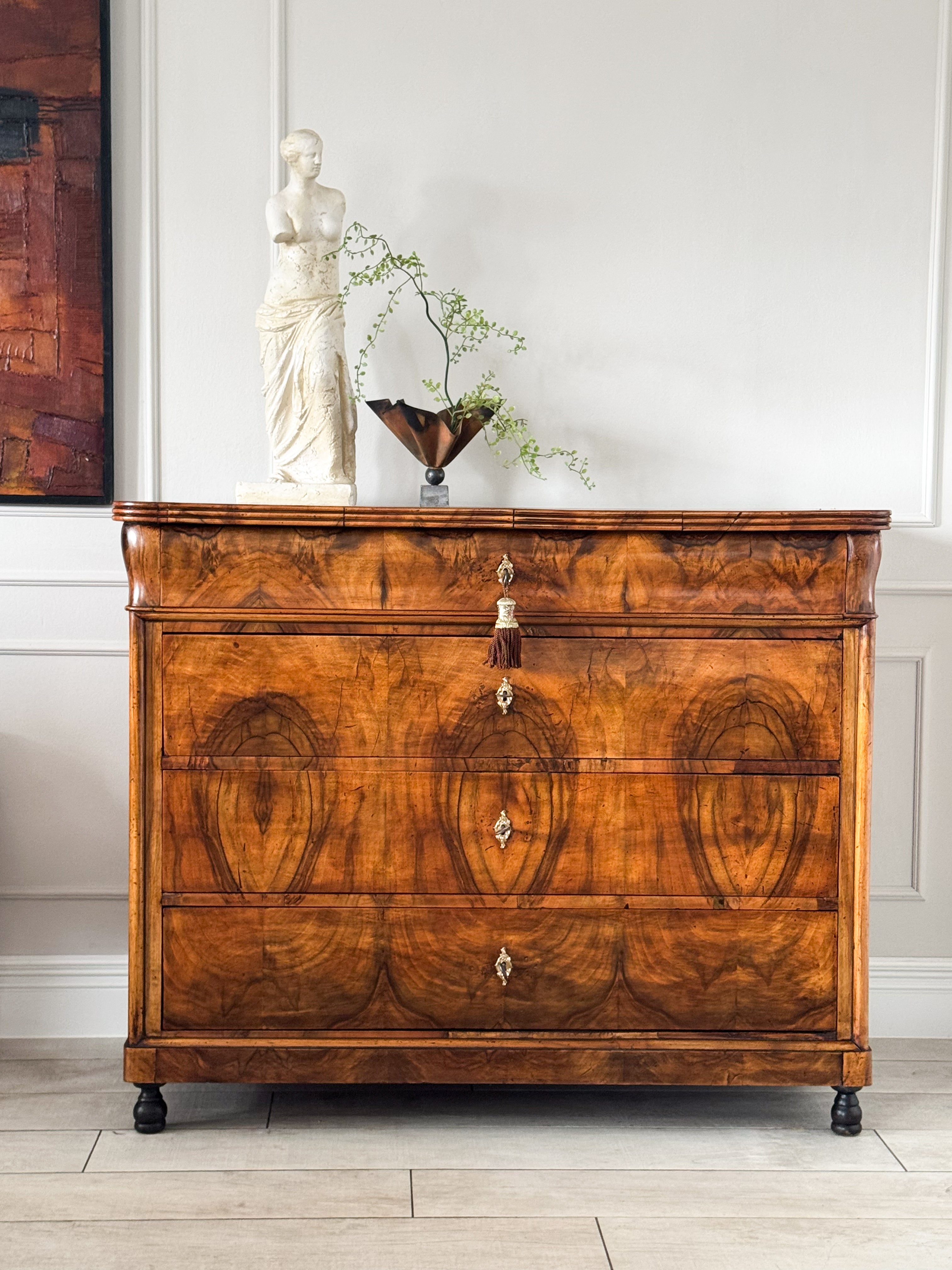 ANTIKE FRANZÖSISCHE KOMMODE AUS NUSSBAUM