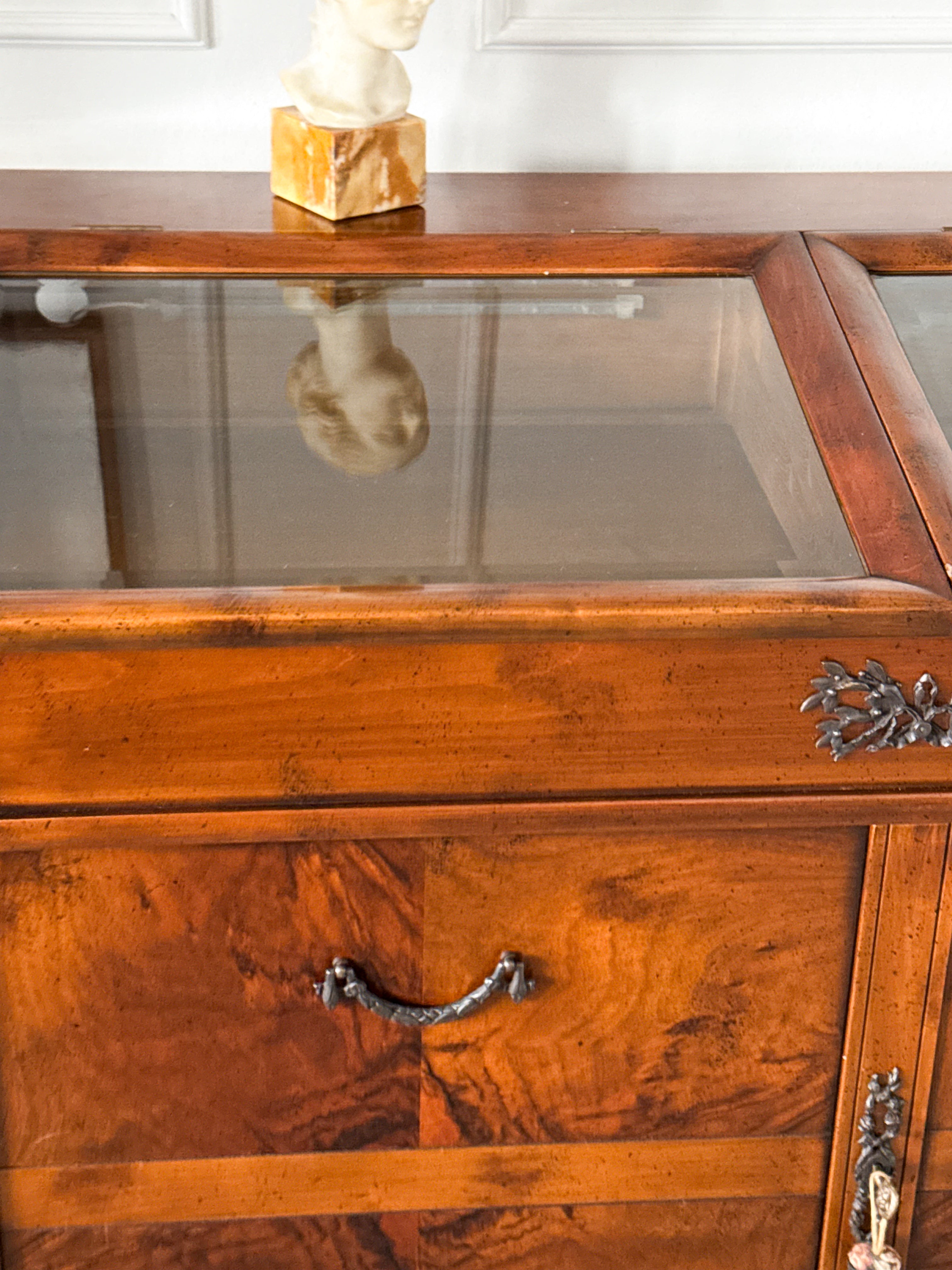 FRANZÖSISCHE VINTAGE KOMMODE MIT VITRINENAUFSATZ IN NUSSBAUM