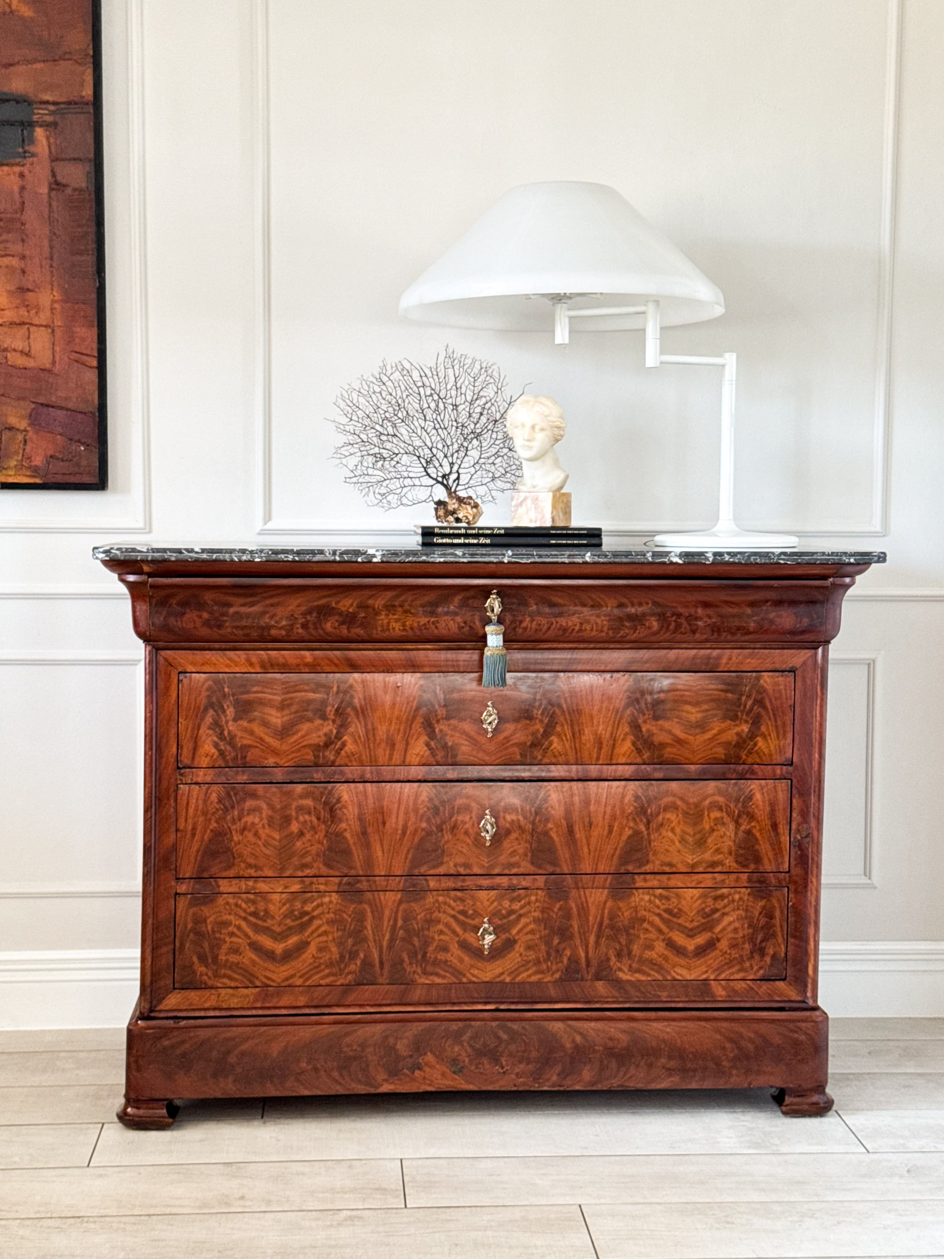 ANTIKE BIEDERMEIER KOMMODE MIT MARMORPLATTE