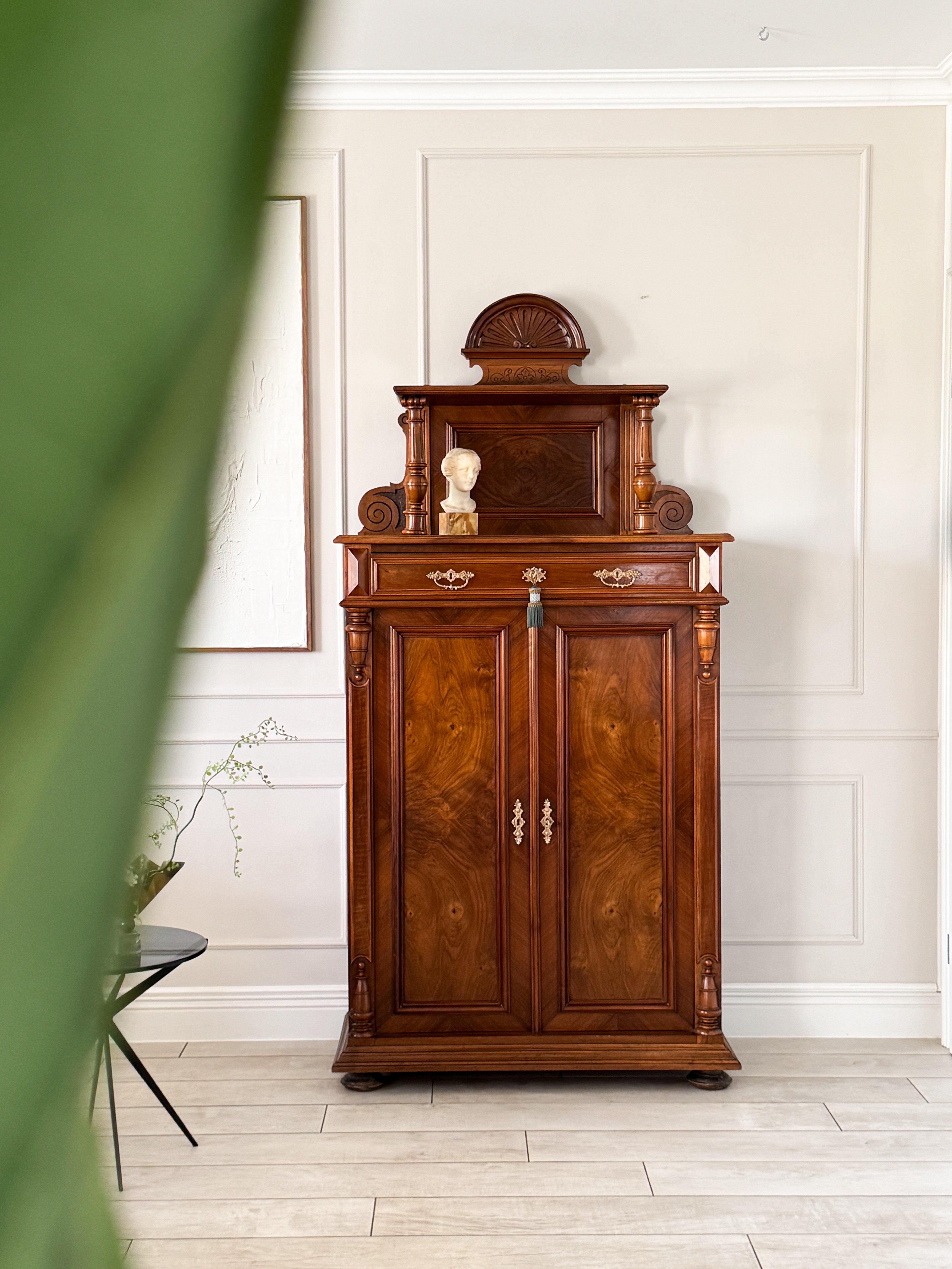 ELEGANTER ANTIKER VERTIKOSCHRANK IN NUSSBAUM GRÜNDERZEIT