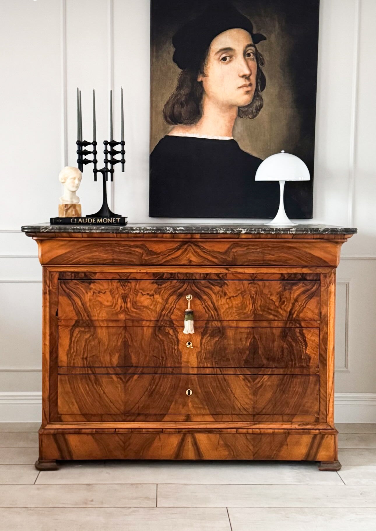 ANTIKE FRANZÖSISCHE KOMMODE AUS NUSSBAUM MIT MARMORPLATTE