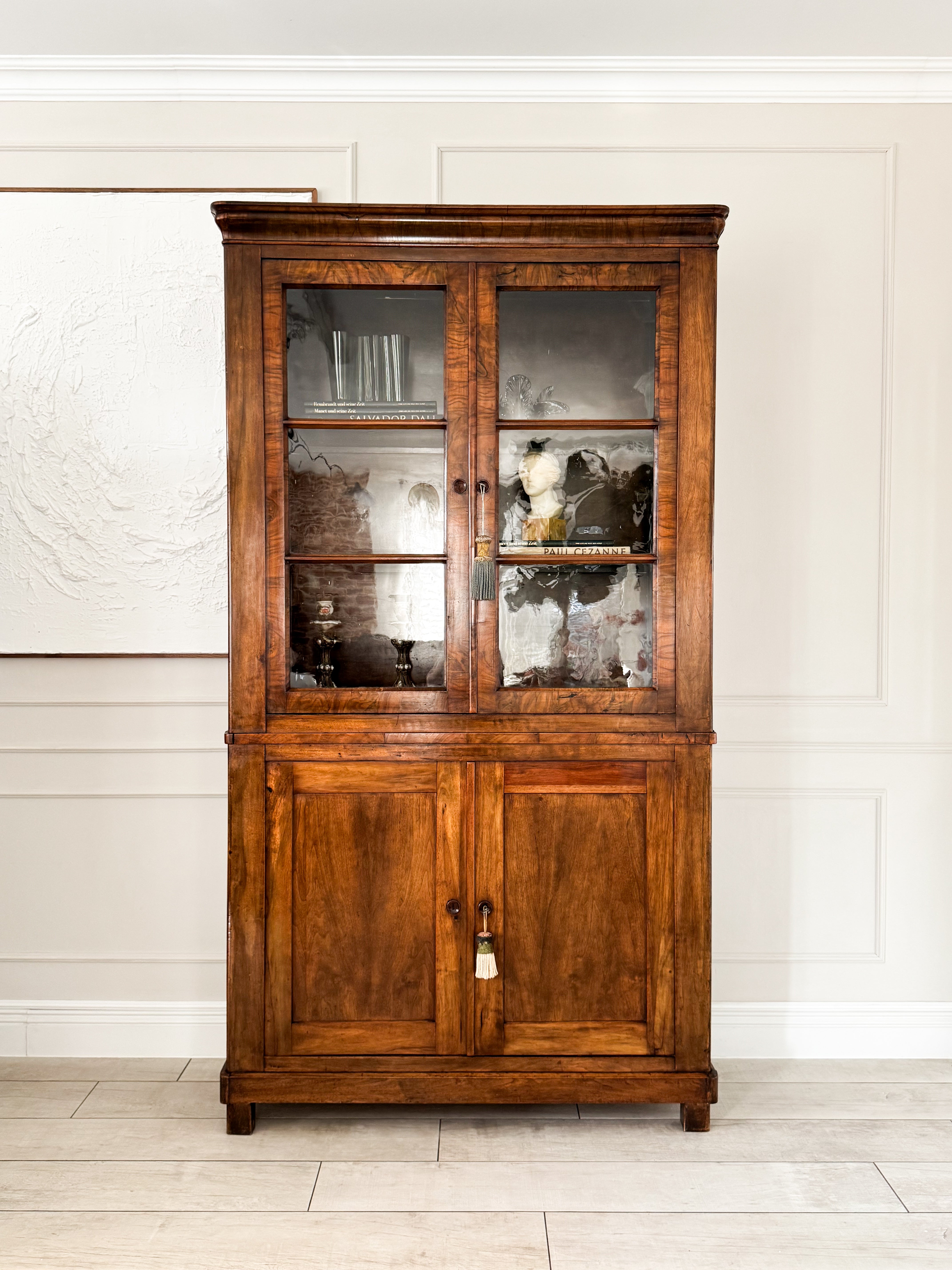 ANTIKER BIEDERMEIER VITRINENSCHRANK BÜCHERSCHRANK NUSSBAUM