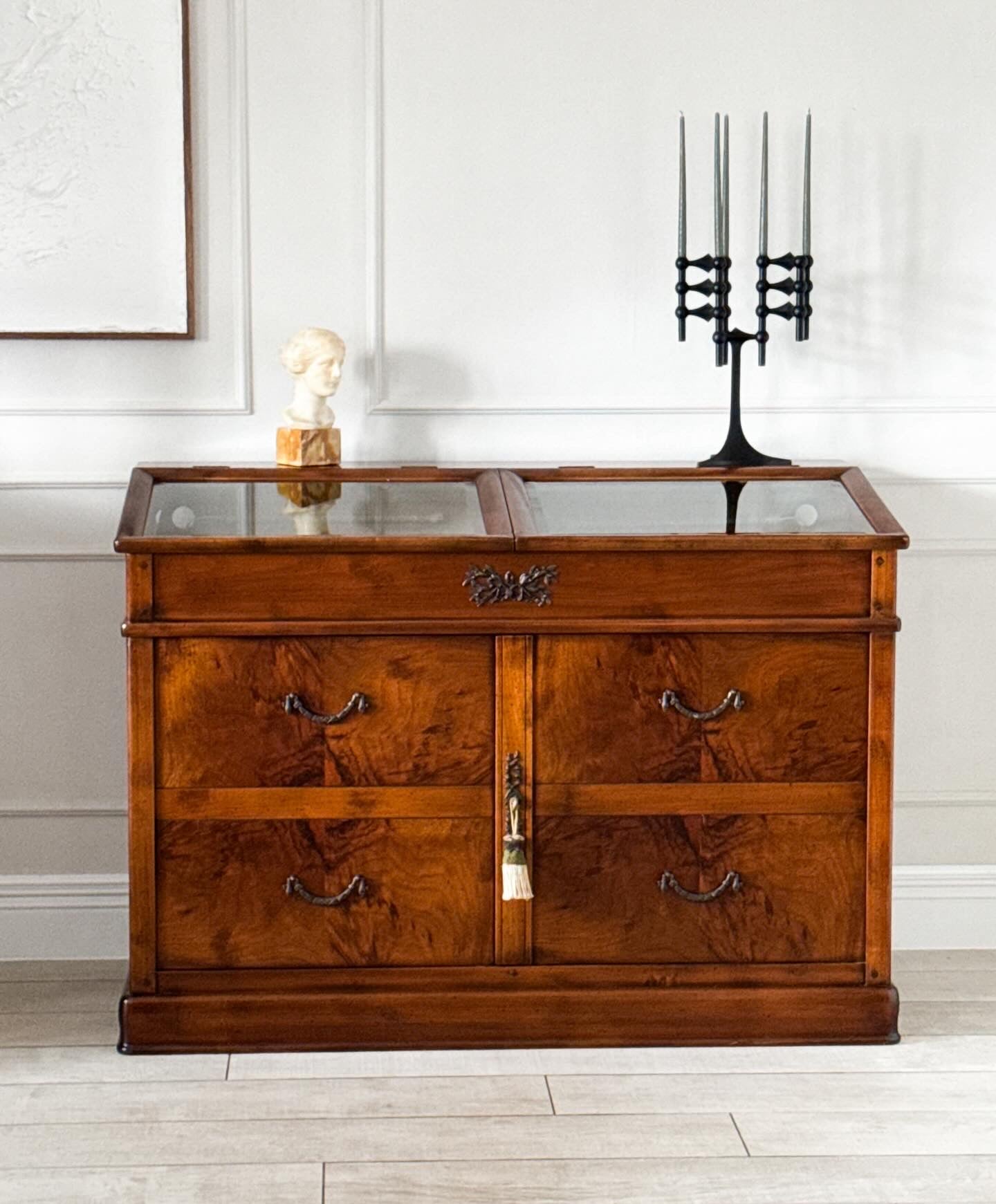 FRANZÖSISCHE VINTAGE KOMMODE MIT VITRINENAUFSATZ IN NUSSBAUM