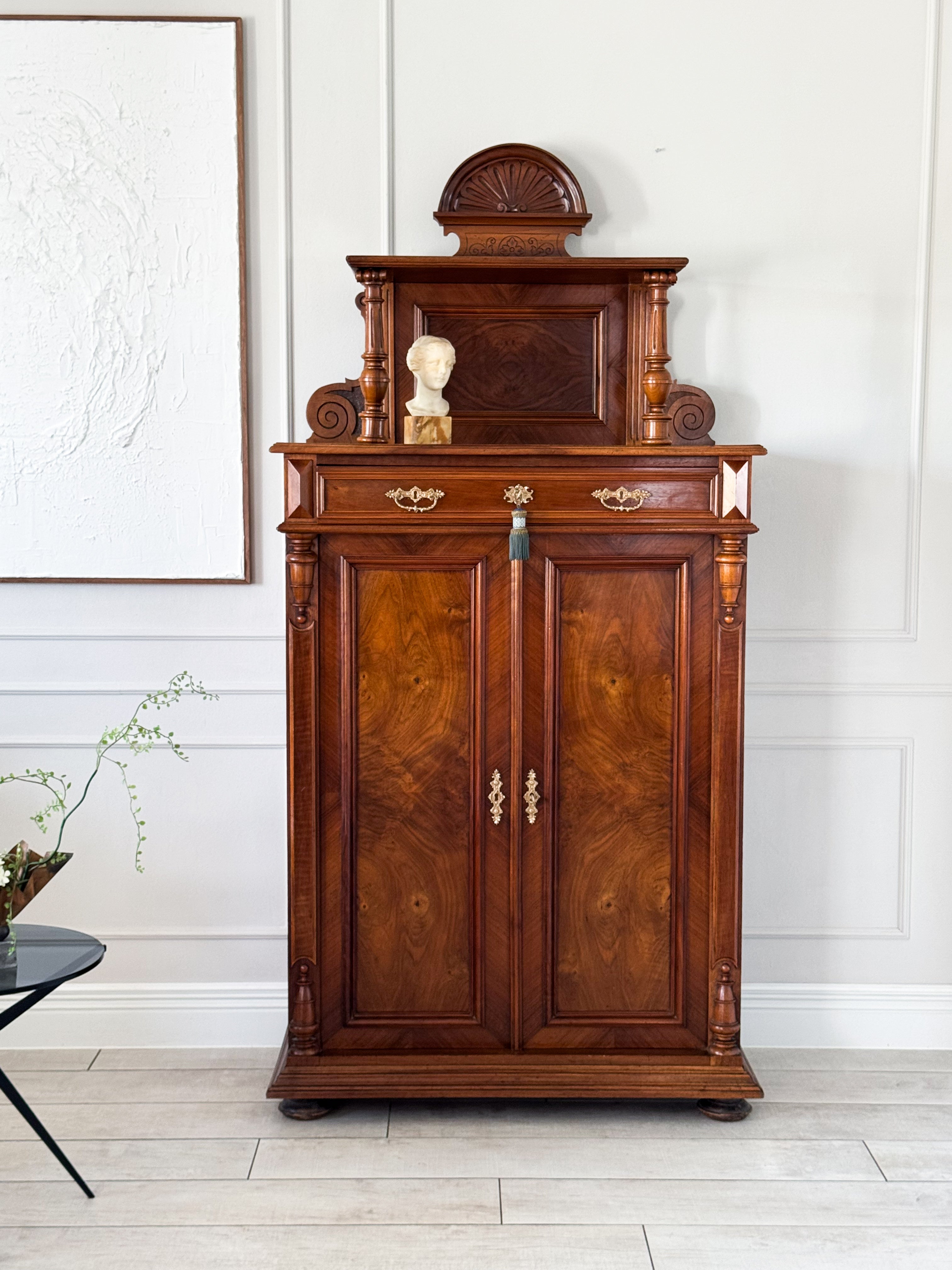 ELEGANTER ANTIKER VERTIKOSCHRANK IN NUSSBAUM GRÜNDERZEIT