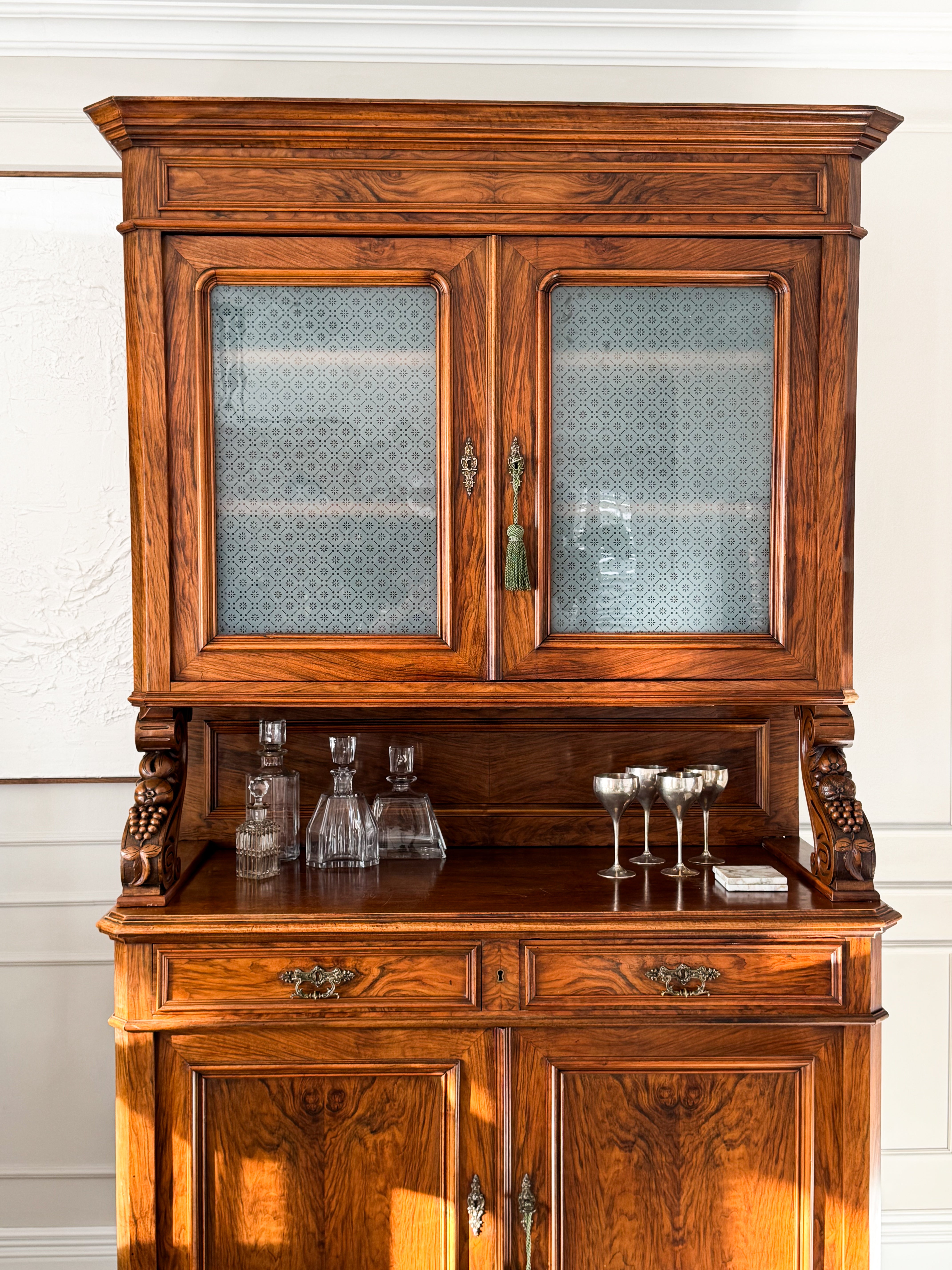 ANTIKER FRANZÖSISCHER BUFFETSCHRANK AUS NUSSBAUM
